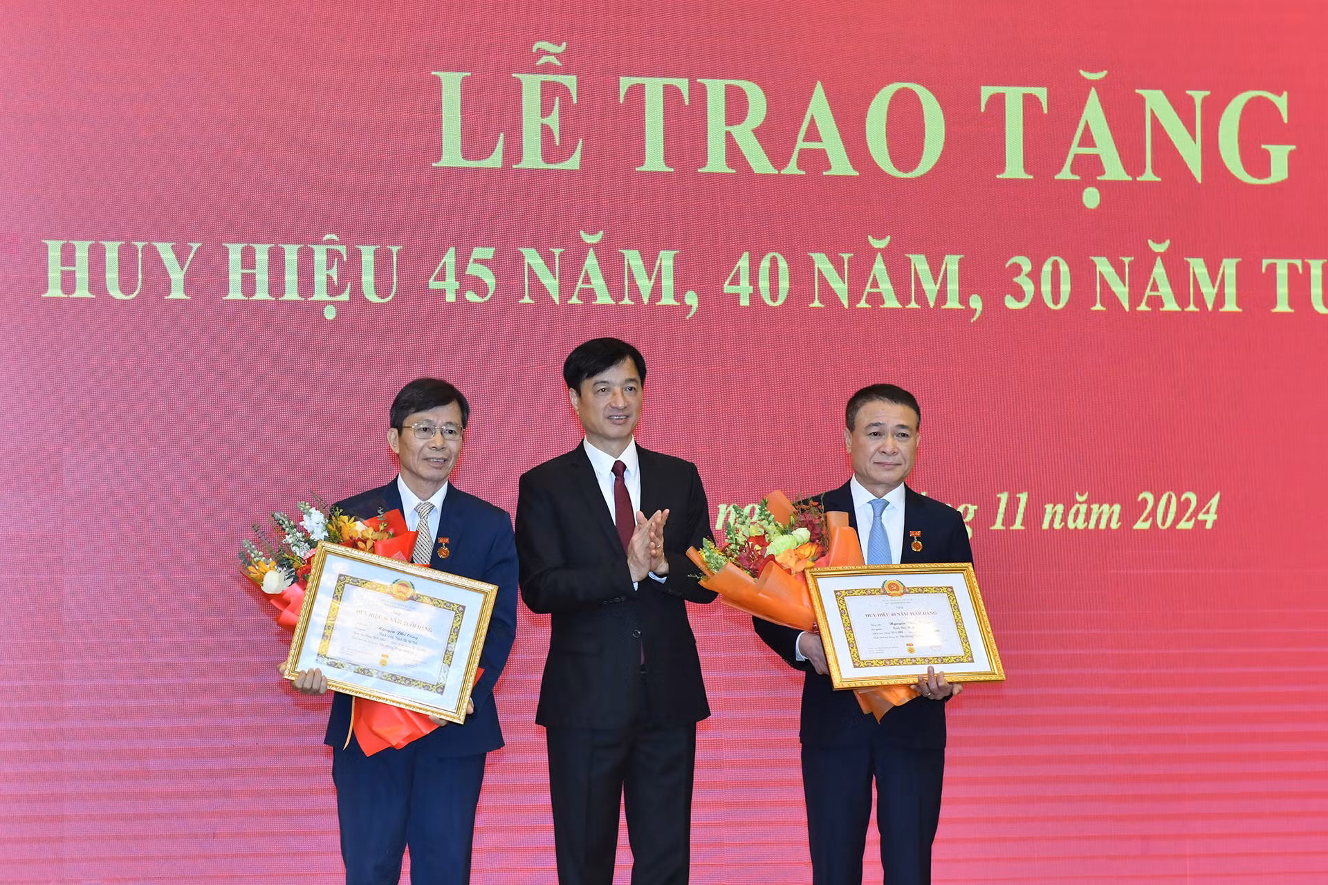 Đồng chí Nguyễn Duy Ngọc, Bí thư Trung ương Đảng, Chánh Văn phòng Trung ương Đảng trao Huy hiệu 40 năm tuổi đảng và tặng hoa chúc mừng các đồng chí cán bộ Văn phòng Trung ương Đảng.