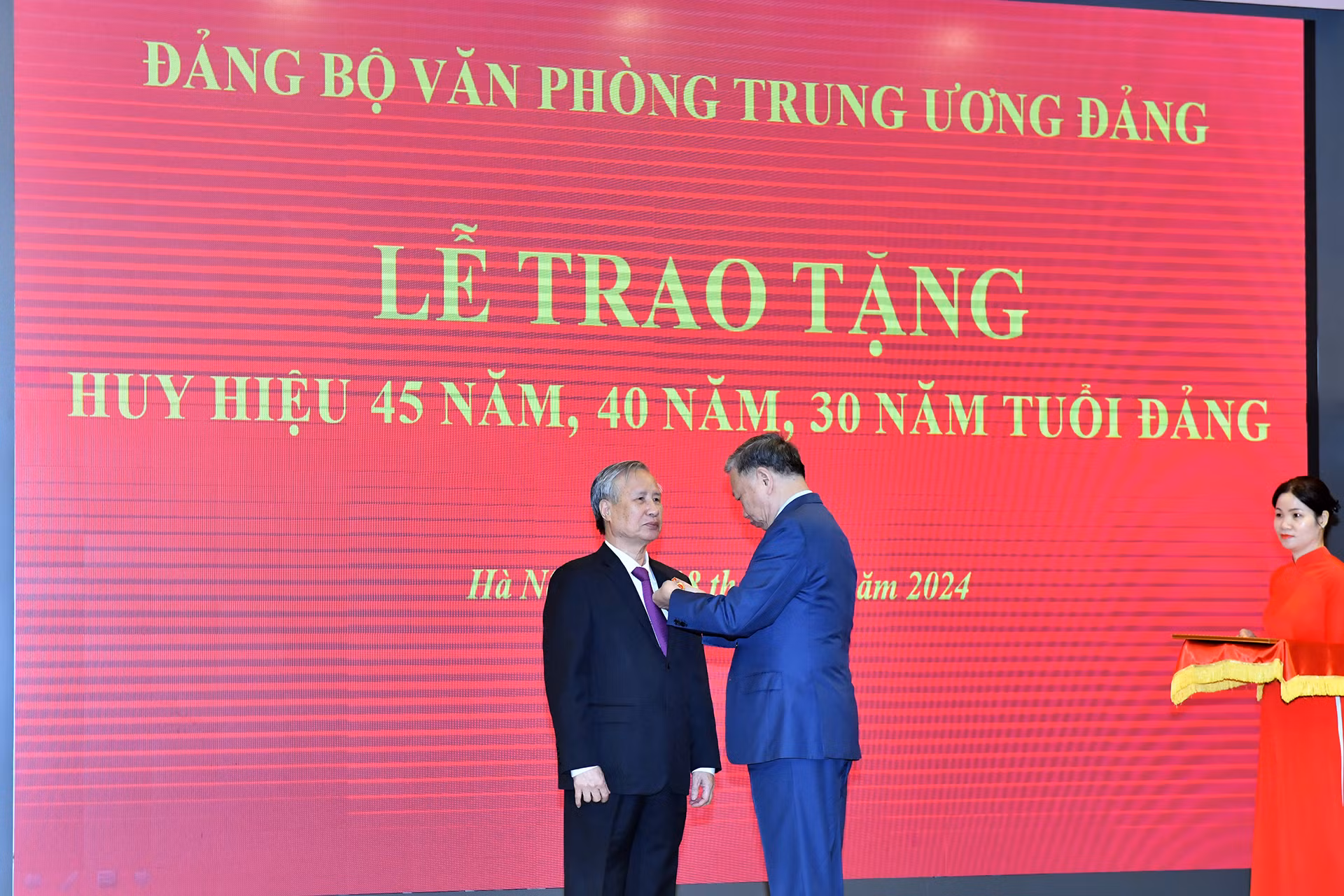 [Ảnh] Trao Huy hiệu 45 năm tuổi đảng tặng đồng chí Trần Quốc Vượng