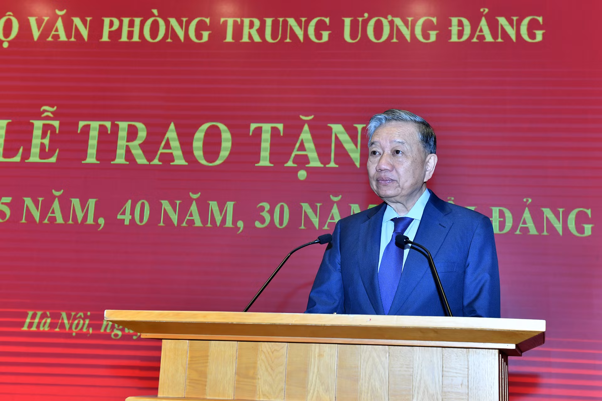 Tổng Bí thư Tô Lâm phát biểu chúc mừng đồng chí Trần Quốc Vượng và các đồng chí nhận Huy hiệu Đảng.