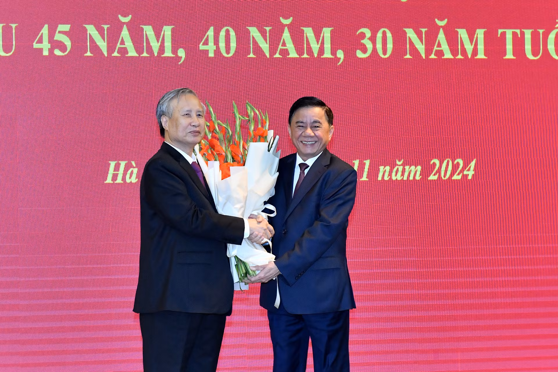 Đồng chí Trần Cẩm Tú, Ủy viên Bộ Chính trị, Thường trực Ban Bí thư, Chủ nhiệm Ủy ban Kiểm tra Trung ương tặng hoa chúc mừng đồng chí Trần Quốc Vượng.