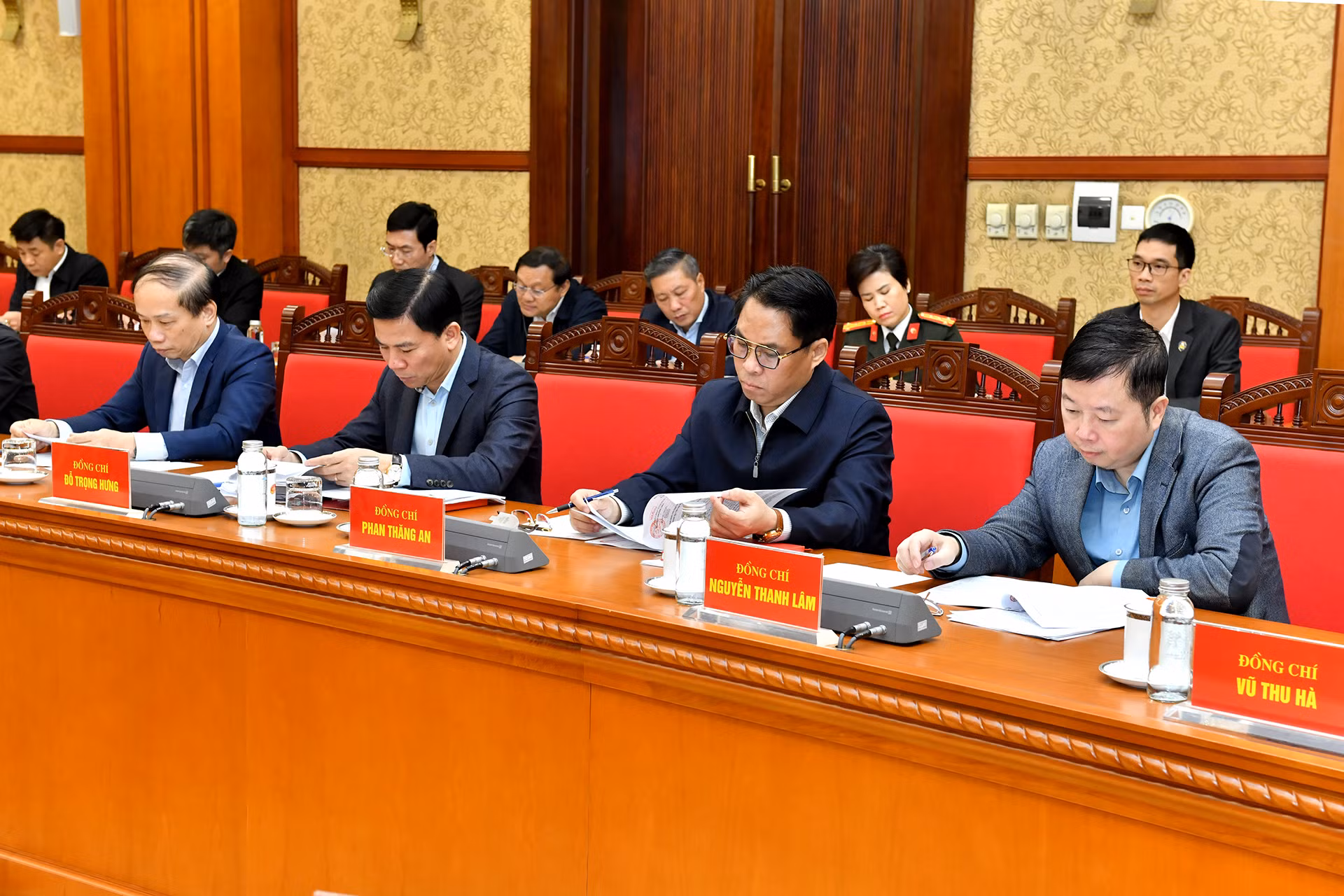 Các thành viên Tiểu ban Tổ chức phục vụ Đại hội XIV của Đảng tham dự phiên họp.