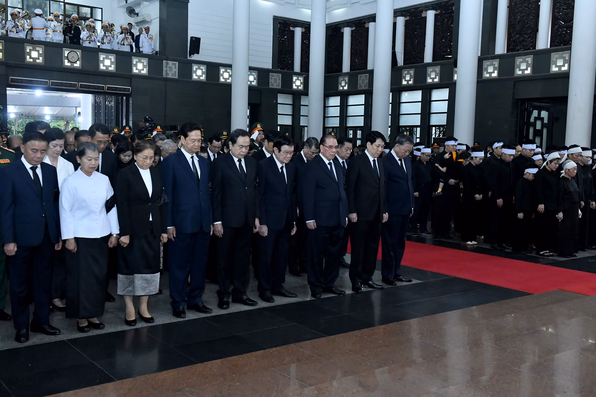 Các đồng chí lãnh đạo, nguyên lãnh đạo Đảng, Nhà nước dành một phút mặc niệm tưởng nhớ nguyên Chủ tịch nước Trần Đức Lương.