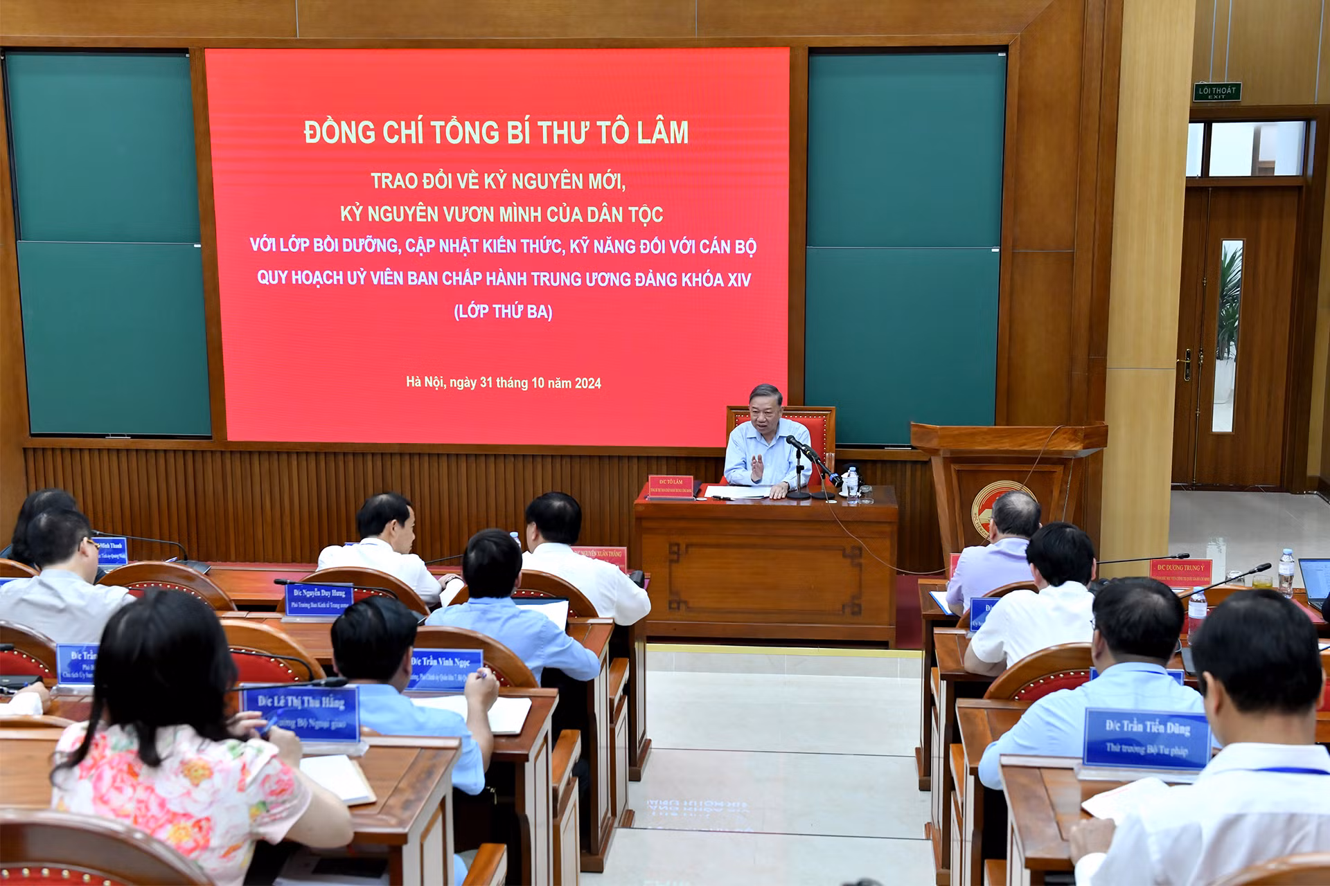 Giáo sư, Tiến sĩ Tô Lâm, Tổng Bí thư Ban Chấp hành Trung ương Đảng Cộng sản Việt Nam trao đổi chuyên đề về kỷ nguyên mới, kỷ nguyên vươn mình của dân tộc với các học viên Lớp bồi dưỡng, cập nhật kiến thức, kỹ năng đối với cán bộ quy hoạch Ủy viên Ban Chấp hành Trung ương Đảng khóa XIV (lớp 3).