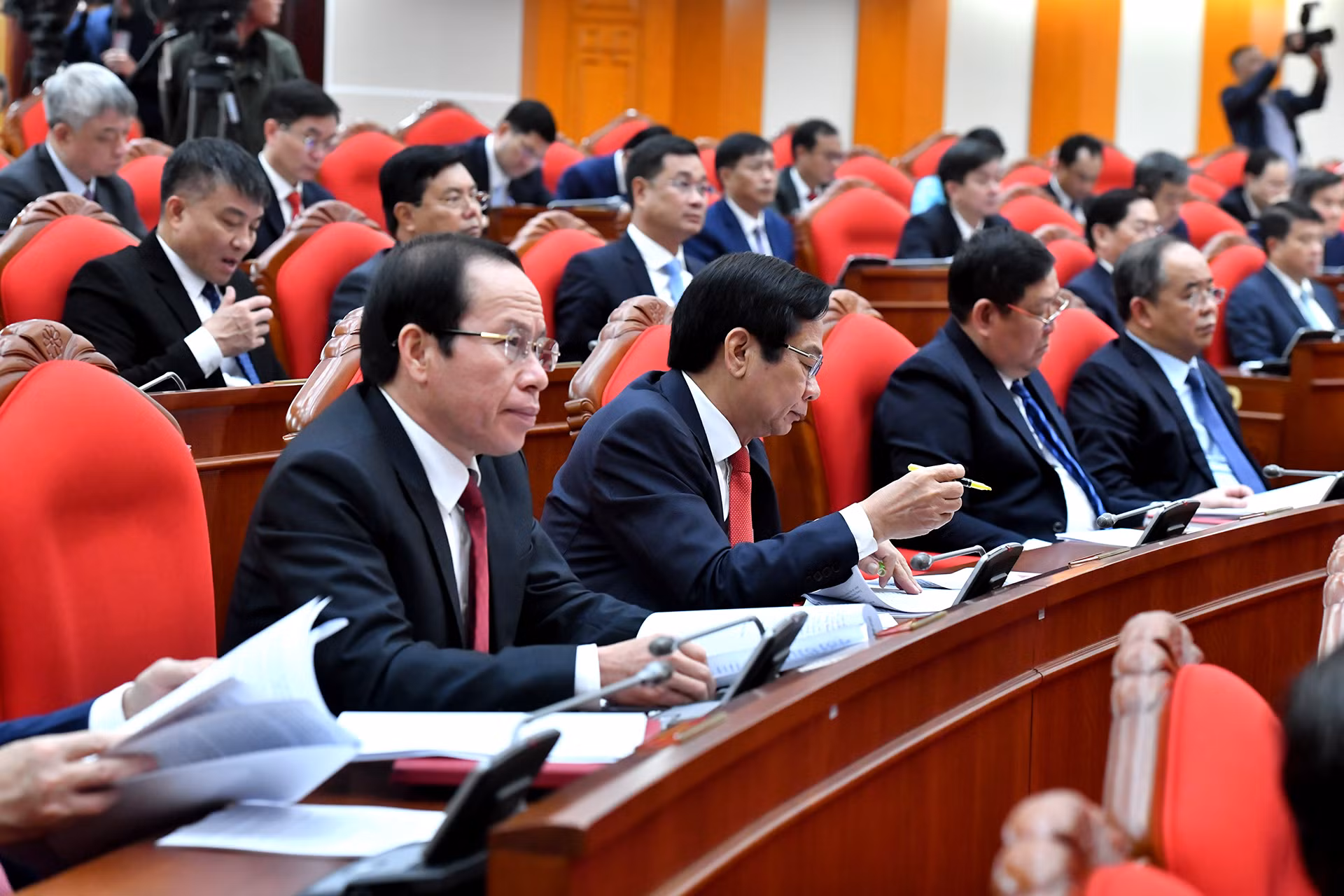 Các đại biểu tham dự khai mạc Hội nghị lần thứ 11 Ban Chấp hành Trung ương Đảng Cộng sản Việt Nam khóa XIII. Các đại biểu tham dự khai mạc Hội nghị lần thứ 11 Ban Chấp hành Trung ương Đảng Cộng sản Việt Nam khóa XIII.