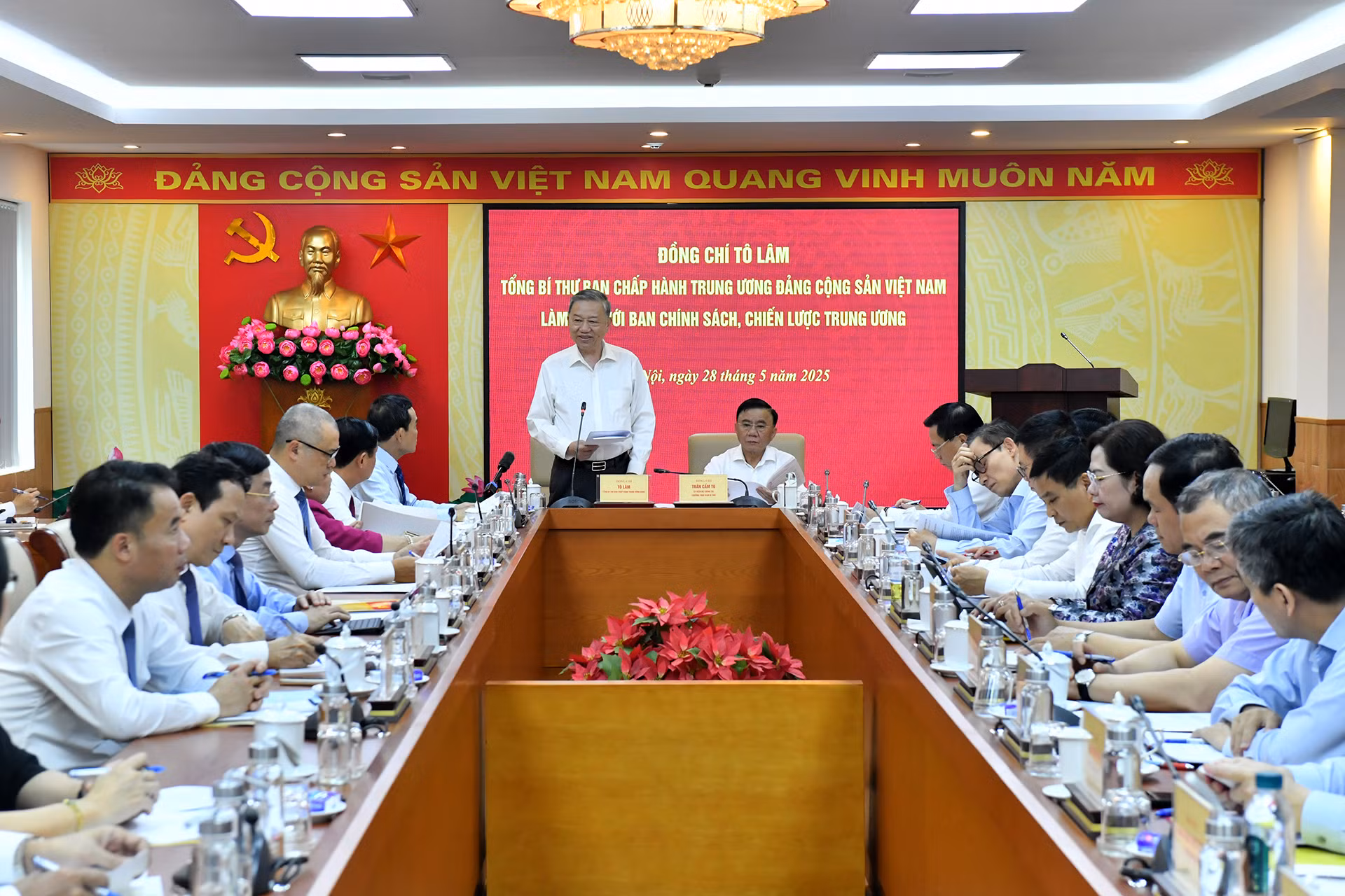 Quang cảnh buổi làm việc. Quang cảnh buổi làm việc.