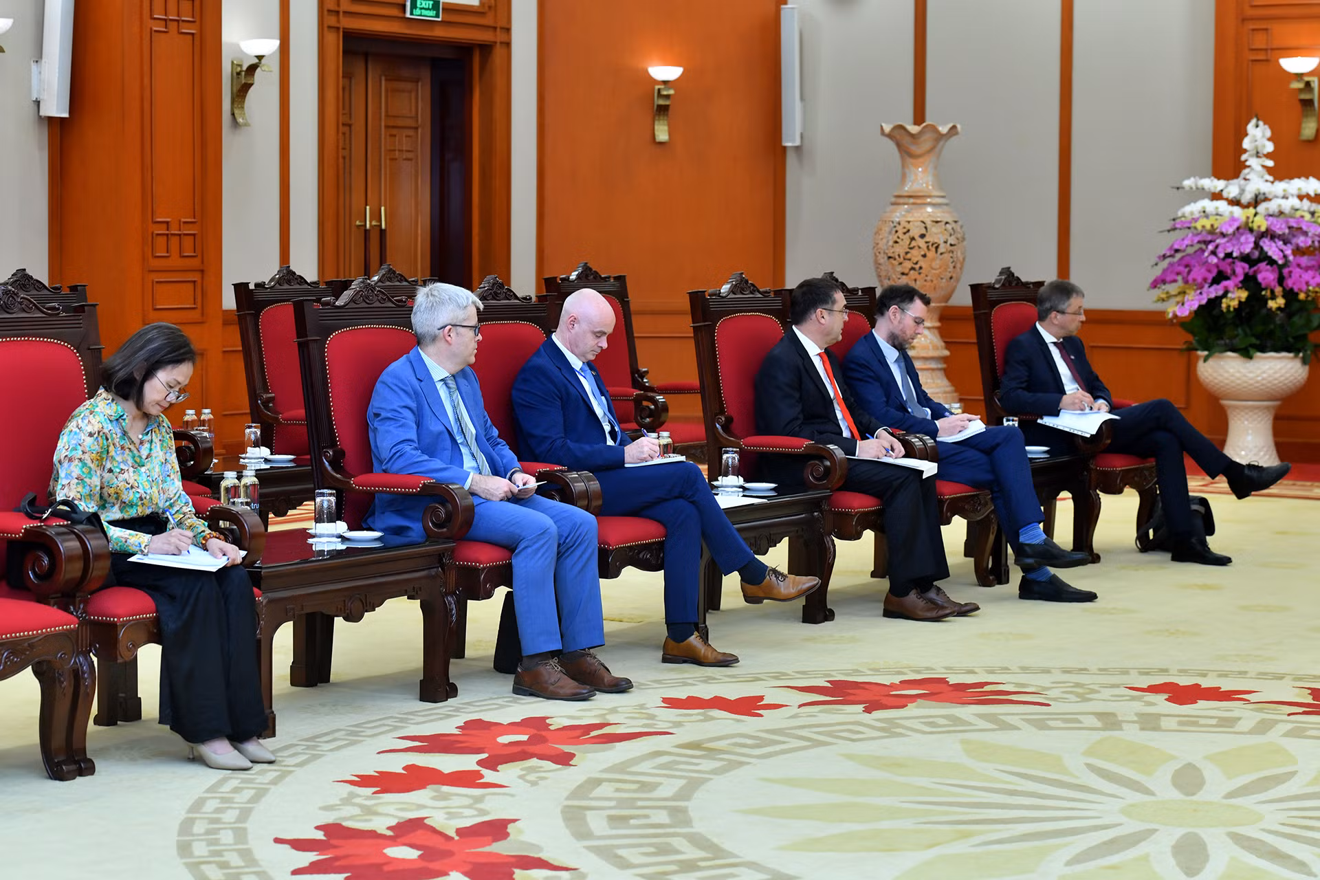 Các đại biểu Liên minh châu Âu tham dự buổi tiếp. Các đại biểu Liên minh châu Âu tham dự buổi tiếp.