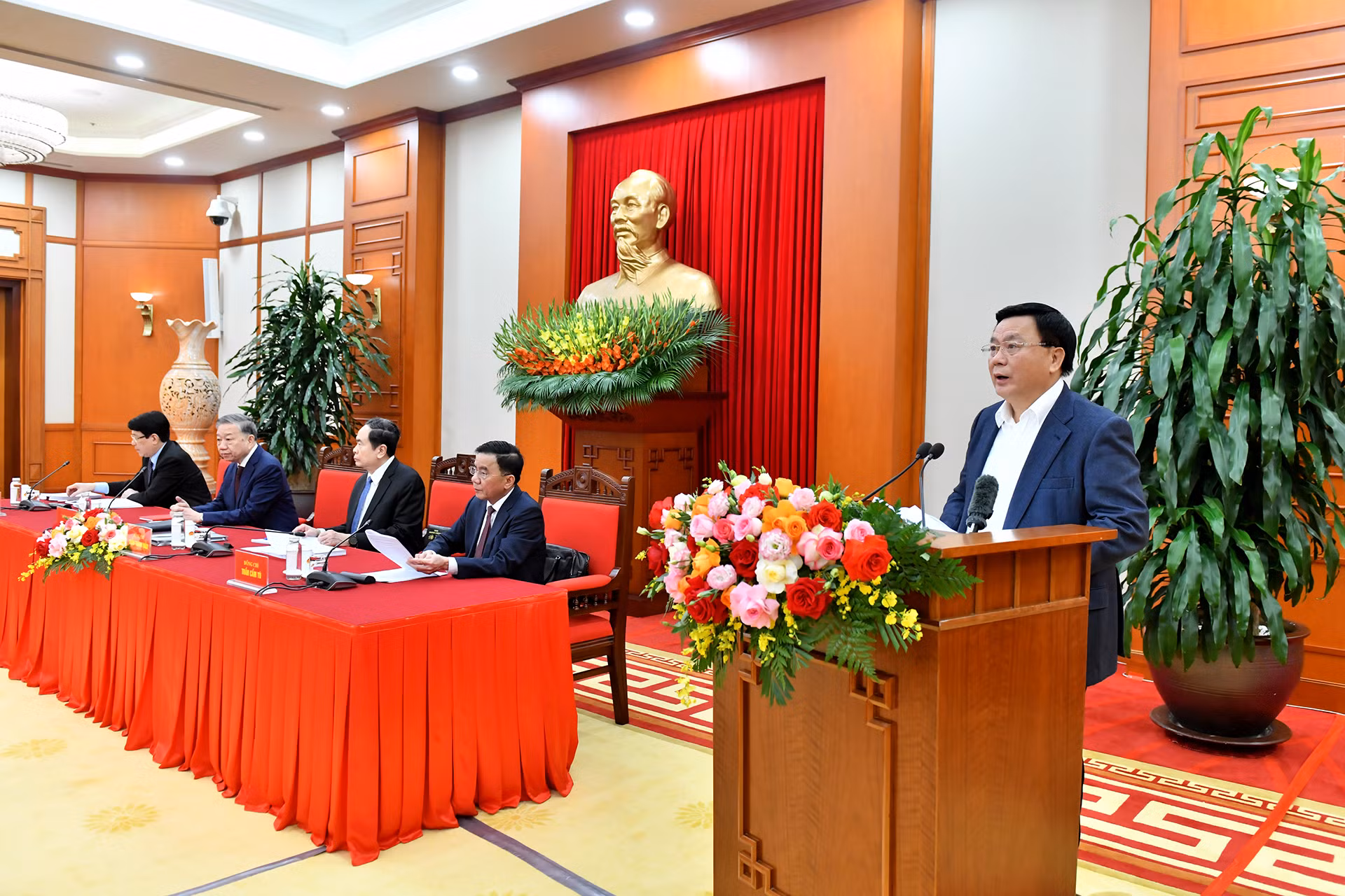Đồng chí Nguyễn Xuân Thắng, Ủy viên Bộ Chính trị, Giám đốc Học viện Chính trị Quốc gia Hồ Chí Minh, Chủ tịch Hội đồng lý luận Trung ương trình bày báo cáo tại hội nghị.