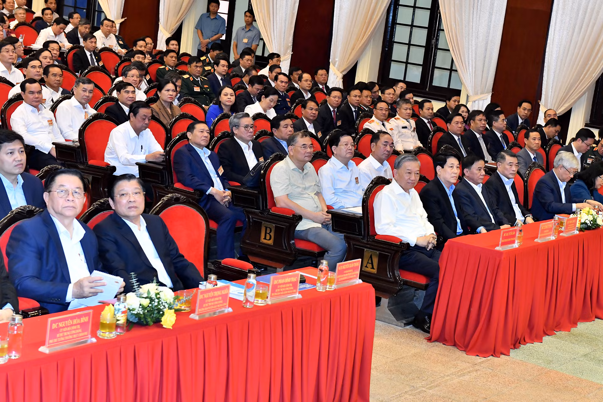 Các đồng chí lãnh đạo Đảng, Nhà nước và các đại biểu tham dự hội nghị.