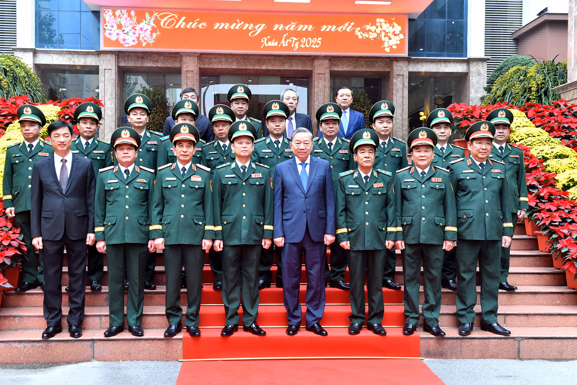 Tổng Bí thư Tô Lâm với Thủ trưởng Bộ Quốc phòng và cán bộ, chỉ huy Bộ Tư lệnh Bộ đội Biên phòng. Tổng Bí thư Tô Lâm với Thủ trưởng Bộ Quốc phòng và cán bộ, chỉ huy Bộ Tư lệnh Bộ đội Biên phòng.
