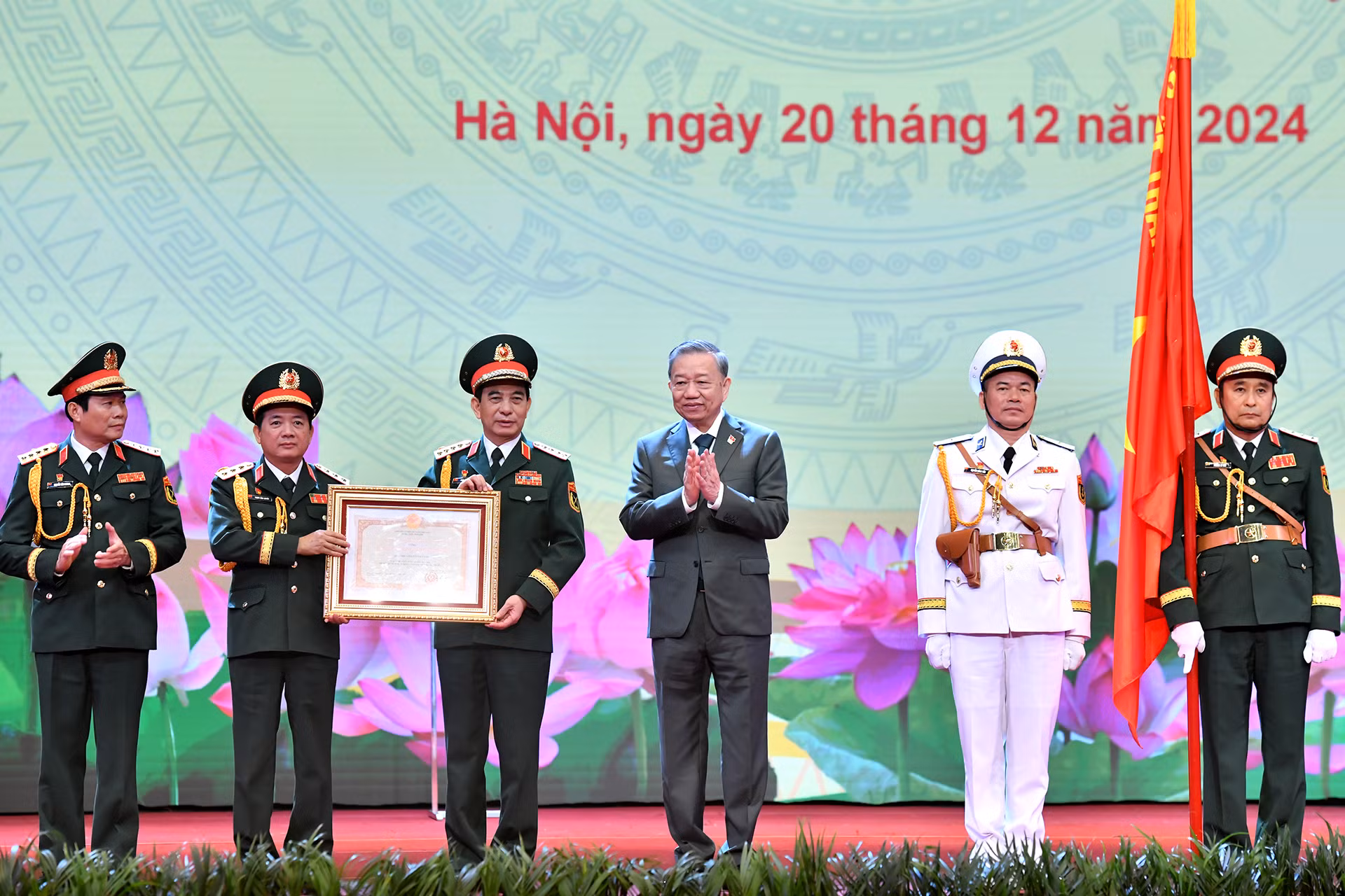 Tổng Bí thư Tô Lâm trao Huân chương Hồ Chí Minh tặng Quân đội nhân dân Việt Nam. Tổng Bí thư Tô Lâm trao Huân chương Hồ Chí Minh tặng Quân đội nhân dân Việt Nam.