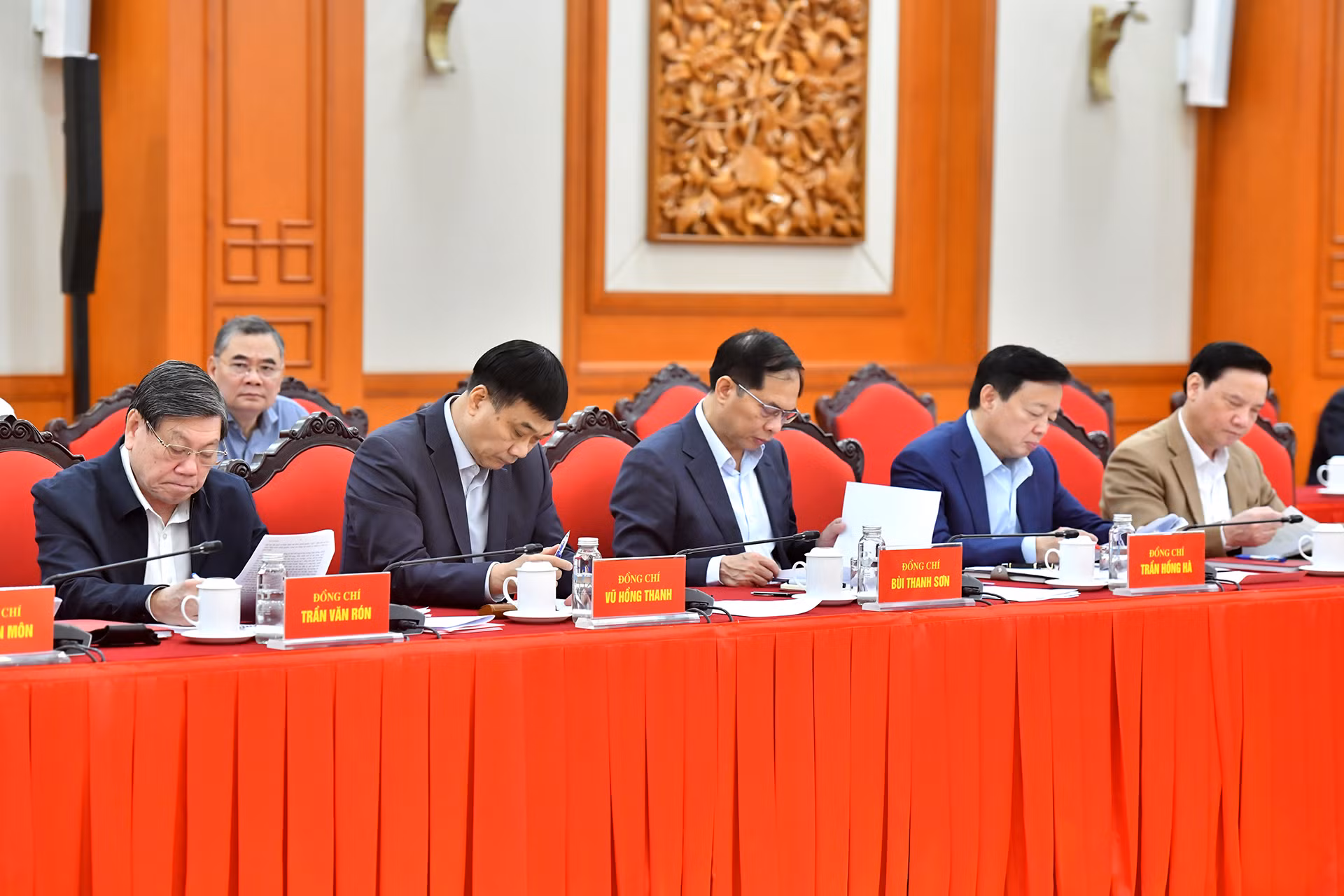 Các thành viên Tiểu ban Văn kiện tham dự phiên họp.