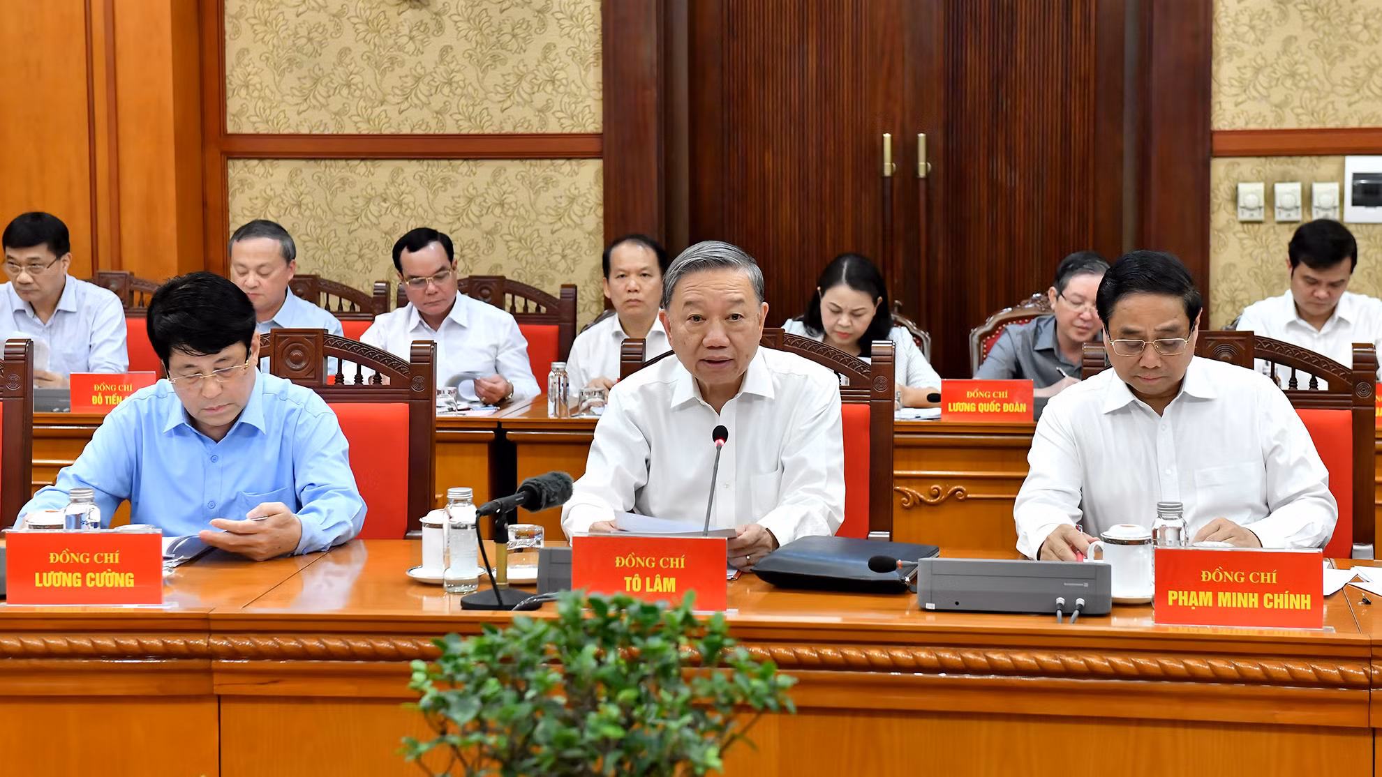 Tổng Bí thư, Chủ tịch nước Tô Lâm chủ trì họp Tiểu ban Văn kiện Đại hội XIV của Đảng. Tổng Bí thư, Chủ tịch nước Tô Lâm chủ trì họp Tiểu ban Văn kiện Đại hội XIV của Đảng.