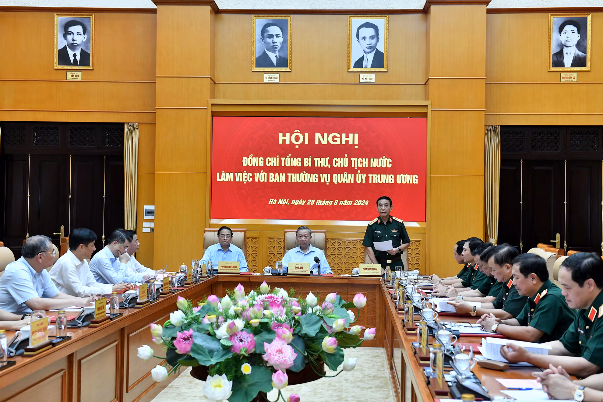 Các đồng chí lãnh đạo Đảng, Nhà nước và các đại biểu tham dự hội nghị. Các đồng chí lãnh đạo Đảng, Nhà nước và các đại biểu tham dự hội nghị.