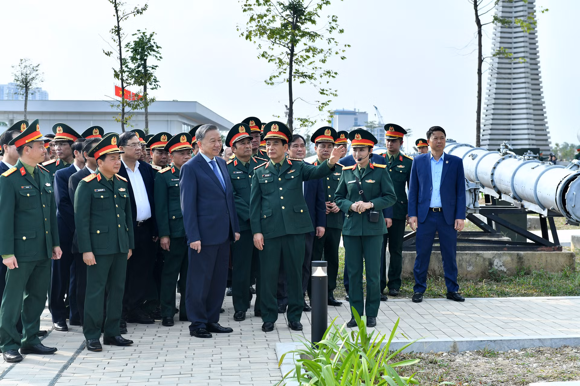 Tổng Bí thư Tô Lâm tham quan khu trưng bày ngoài trời tại Bảo tàng Lịch sử Quân sự Việt Nam.