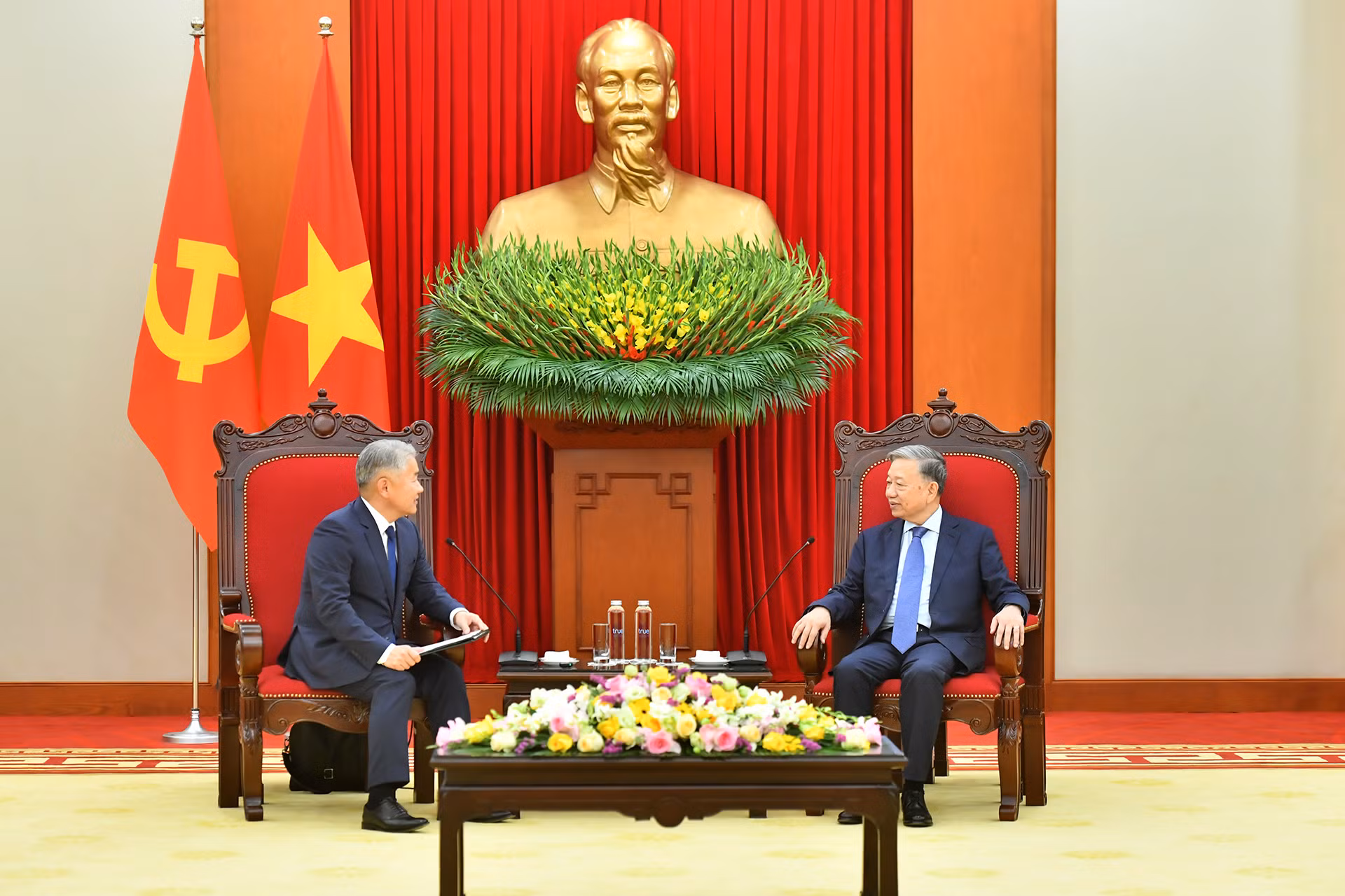 Tổng Bí thư Tô Lâm với Bộ trưởng Lương thực, Nông nghiệp và Công nghiệp nhẹ Mông Cổ Jadamba Enkhbayar, Chủ tịch phân ban Mông Cổ trong Ủy ban Liên Chính phủ Việt Nam-Mông Cổ.