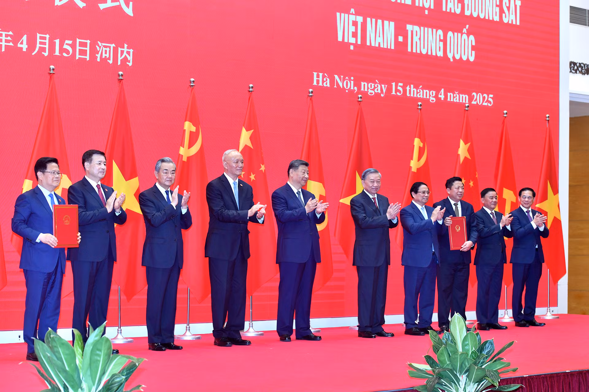 Các đồng chí lãnh đạo hai nước Việt Nam và Trung Quốc và các đại biểu thực hiện nghi thức khởi động Hành trình hợp tác đường sắt Việt Nam-Trung Quốc.
