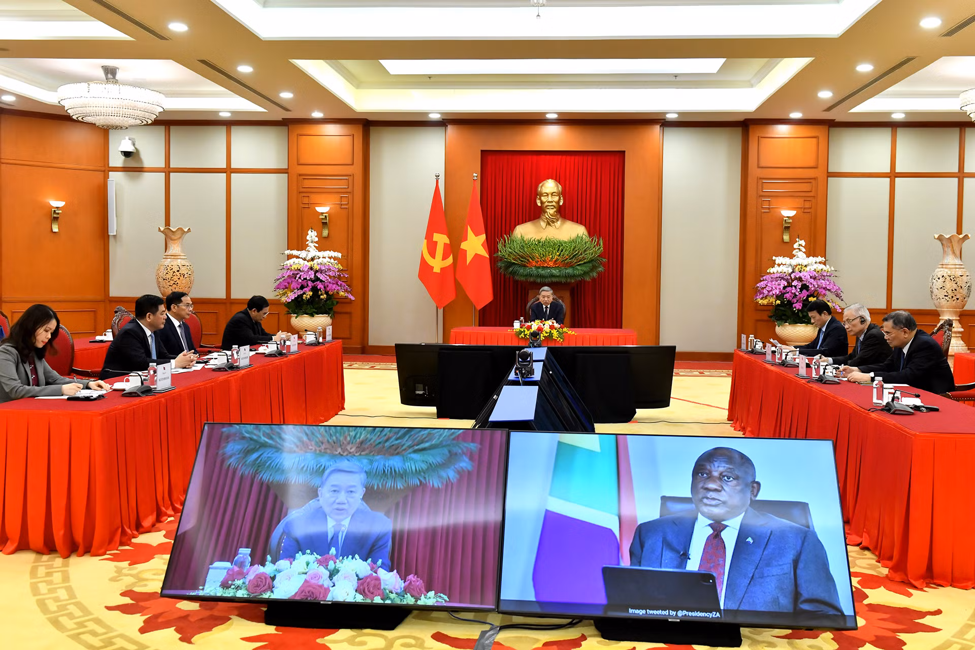Tổng Bí thư Tô Lâm điện đàm với Chủ tịch Đảng Đại hội Dân tộc Phi, Tổng thống Nam Phi Cyril Ramaphosa. Tổng Bí thư Tô Lâm điện đàm với Chủ tịch Đảng Đại hội Dân tộc Phi, Tổng thống Nam Phi Cyril Ramaphosa.