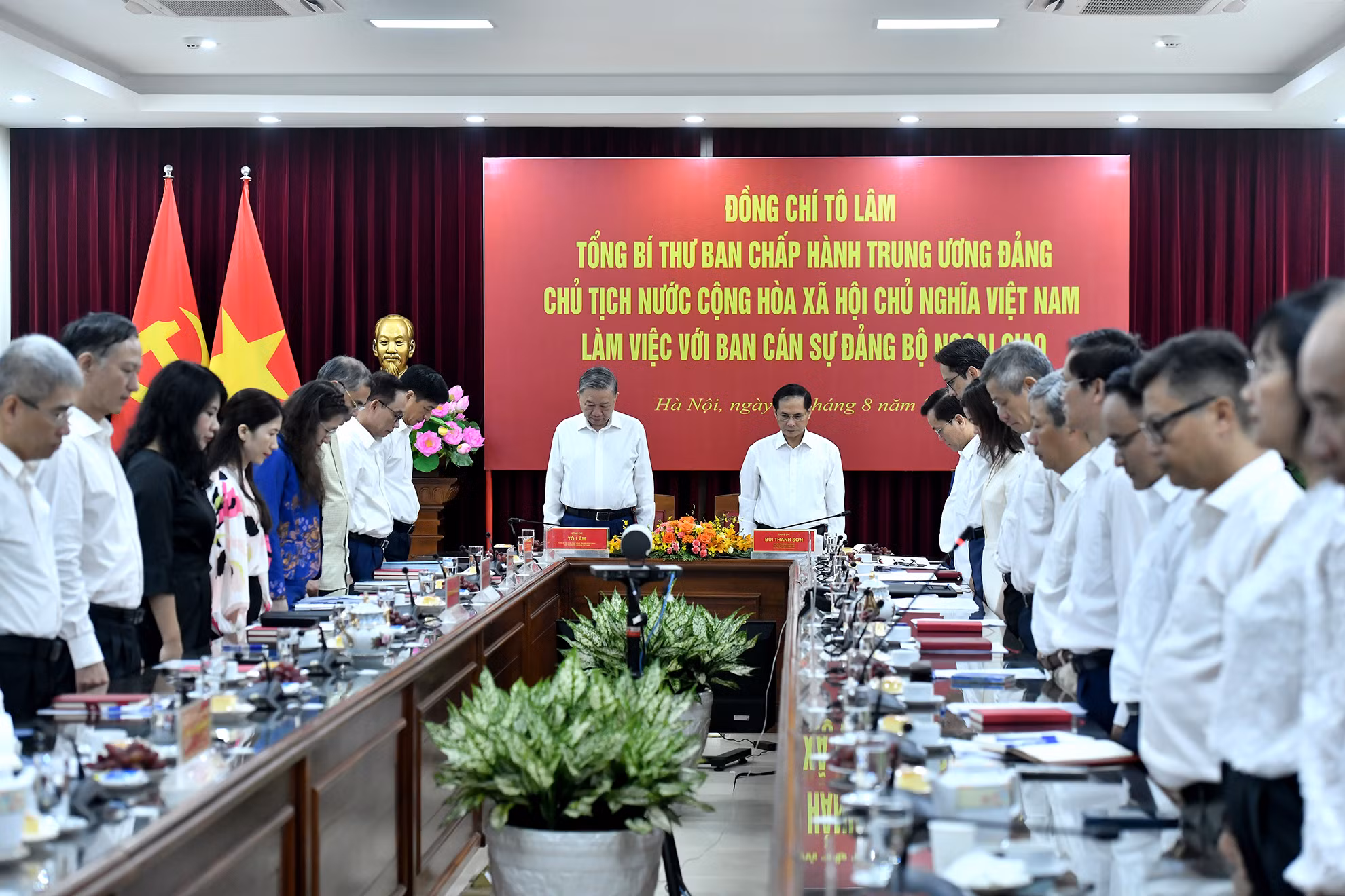 Tổng Bí thư, Chủ tịch nước Tô Lâm và các đại biểu dành một phút mặc niệm cố Tổng Bí thư Nguyễn Phú Trọng.