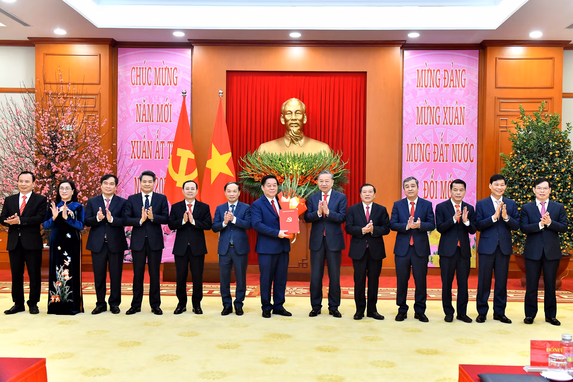 Tổng Bí thư Tô Lâm trao Quyết định về hợp nhất Ban Tuyên giáo Trung ương và Ban Dân vận Trung ương cùng chức năng, nhiệm vụ, tổ chức bộ máy, phân công, bổ nhiệm Trưởng ban và các Phó Trưởng Ban Tuyên giáo và Dân vận Trung ương. Tổng Bí thư Tô Lâm trao Quyết định về hợp nhất Ban Tuyên giáo Trung ương và Ban Dân vận Trung ương cùng chức năng, nhiệm vụ, tổ chức bộ máy, phân công, bổ nhiệm Trưởng ban và các Phó Trưởng Ban Tuyên giáo và Dân vận Trung ương.