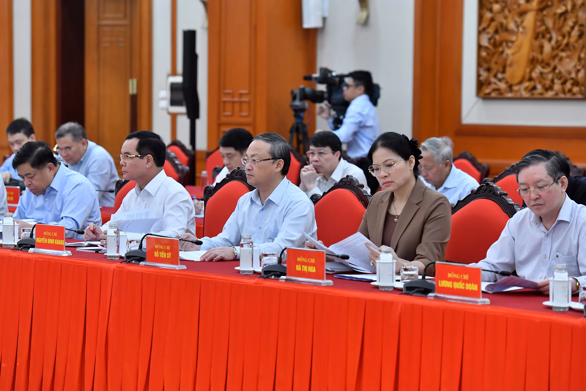 Các đại biểu tham dự phiên họp.