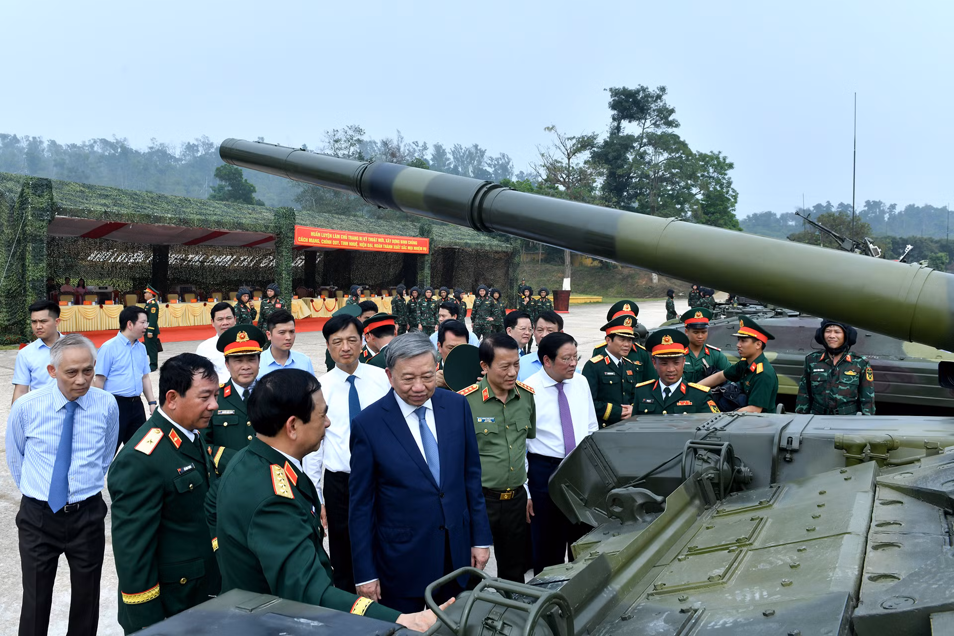 Tổng Bí thư Tô Lâm, Bí thư Quân ủy Trung ương kiểm tra công tác huấn luyện, sẵn sàng chiến đấu của Lữ đoàn Xe tăng 201.
