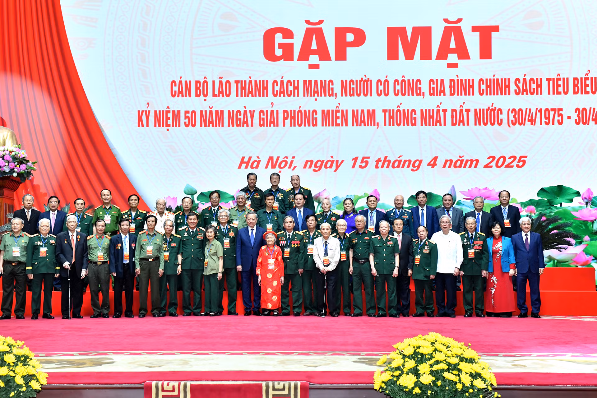 Tổng Bí thư Tô Lâm với các đại biểu tham dự chương trình gặp mặt.
