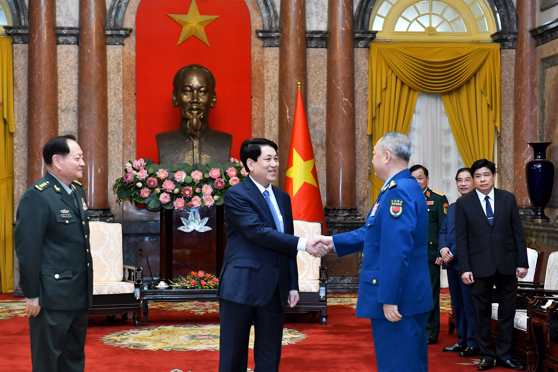 Chủ tịch nước Lương Cường với các đại biểu đoàn Quân ủy Trung ương Trung Quốc. Chủ tịch nước Lương Cường với các đại biểu đoàn Quân ủy Trung ương Trung Quốc.