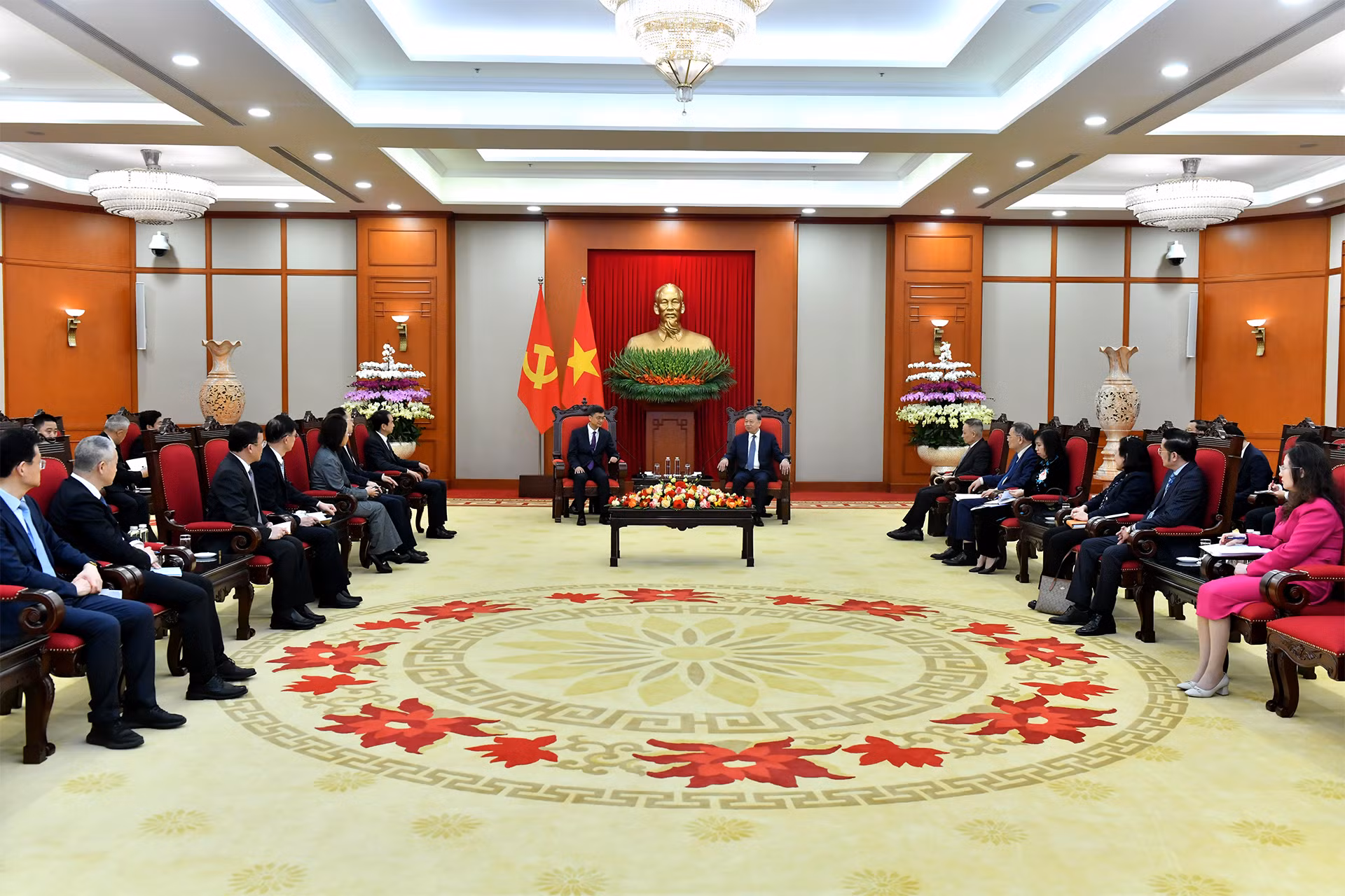 Quang cảnh buổi tiếp tại Trụ sở Trung ương Đảng. Quang cảnh buổi tiếp tại Trụ sở Trung ương Đảng.
