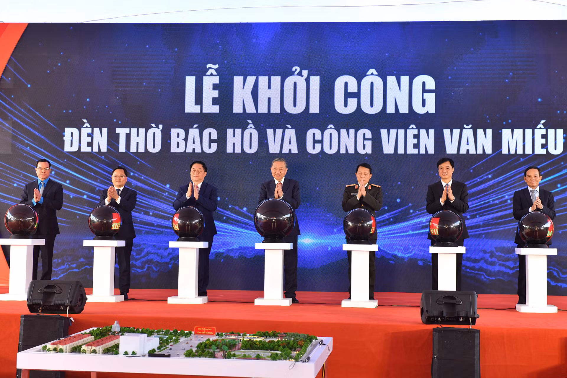 Tổng Bí thư Tô Lâm và các đại biểu thực hiện nghi thức khởi công xây dựng Đền thờ Bác Hồ và công viên Văn Miếu tại thành phố Bắc Ninh. Tổng Bí thư Tô Lâm và các đại biểu thực hiện nghi thức khởi công xây dựng Đền thờ Bác Hồ và công viên Văn Miếu tại thành phố Bắc Ninh.