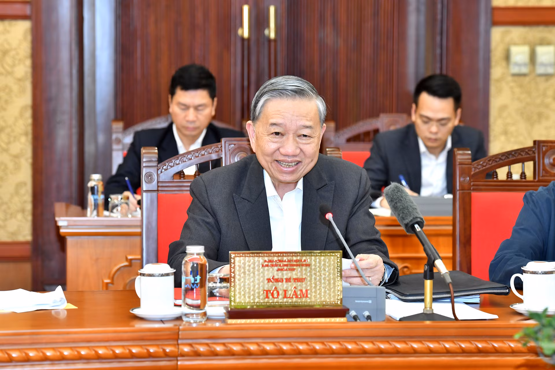 Tổng Bí thư Tô Lâm phát biểu chỉ đạo phiên họp. Quang cảnh phiên họp thứ hai Ban Chỉ đạo Trung ương về phát triển khoa học, công nghệ, đổi mới sáng tạo và chuyển đổi số. Thủ tướng Chính phủ Phạm Minh Chính và các đồng chí thành viên Ban Chỉ đạo tham dự phiên họp. Các đồng chí thành viên Ban Chỉ đạo và các đại biểu tham dự phiên họp. Tổng Bí thư Tô Lâm chủ trì phiên họp. Thường trực Ban Bí thư Trần Cẩm Tú cùng các đồng chí thành viên Ban Chỉ đạo và các đại biểu tham dự phiên họp. Tổng Bí thư Tô Lâm phát biểu chỉ đạo phiên họp.
