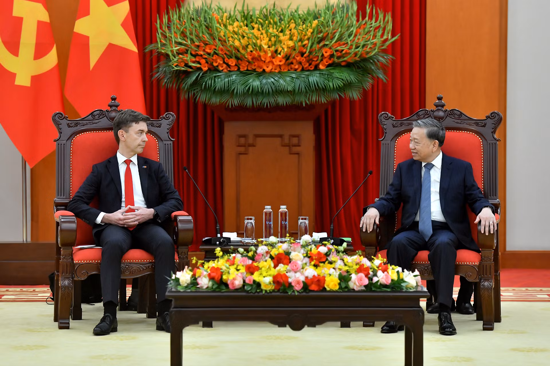 Tổng Bí thư Tô Lâm tiếp Đại sứ Liên minh châu Âu tại Việt Nam Julien Guerrier. Tổng Bí thư Tô Lâm tiếp Đại sứ Liên minh châu Âu tại Việt Nam Julien Guerrier.
