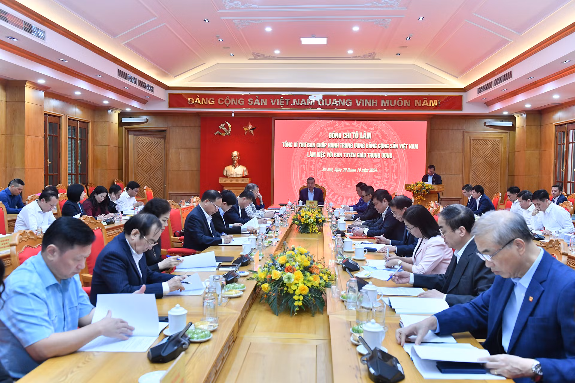 Quang cảnh buổi làm việc.