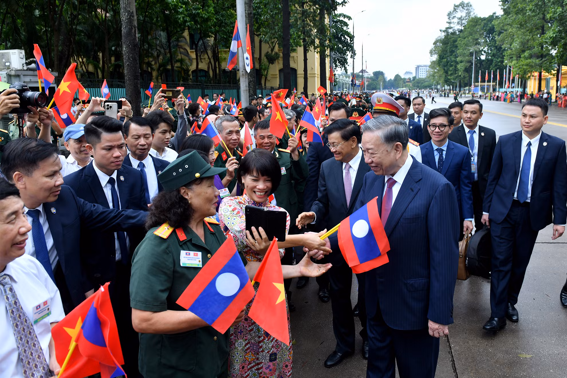 Các cựu chiến binh và nhân dân Thủ đô Hà Nội chào đón Tổng Bí thư, Chủ tịch nước Tô Lâm và Tổng Bí thư, Chủ tịch nước Lào Thongloun Sisoulith. Các cựu chiến binh và nhân dân Thủ đô Hà Nội chào đón Tổng Bí thư, Chủ tịch nước Tô Lâm và Tổng Bí thư, Chủ tịch nước Lào Thongloun Sisoulith.