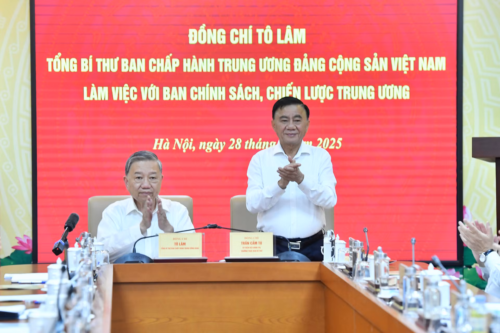 Đồng chí Trần Cẩm Tú, Ủy viên Bộ Chính trị, Thường trực Ban Bí thư đồng chủ trì buổi làm việc. Đồng chí Trần Cẩm Tú, Ủy viên Bộ Chính trị, Thường trực Ban Bí thư đồng chủ trì buổi làm việc.