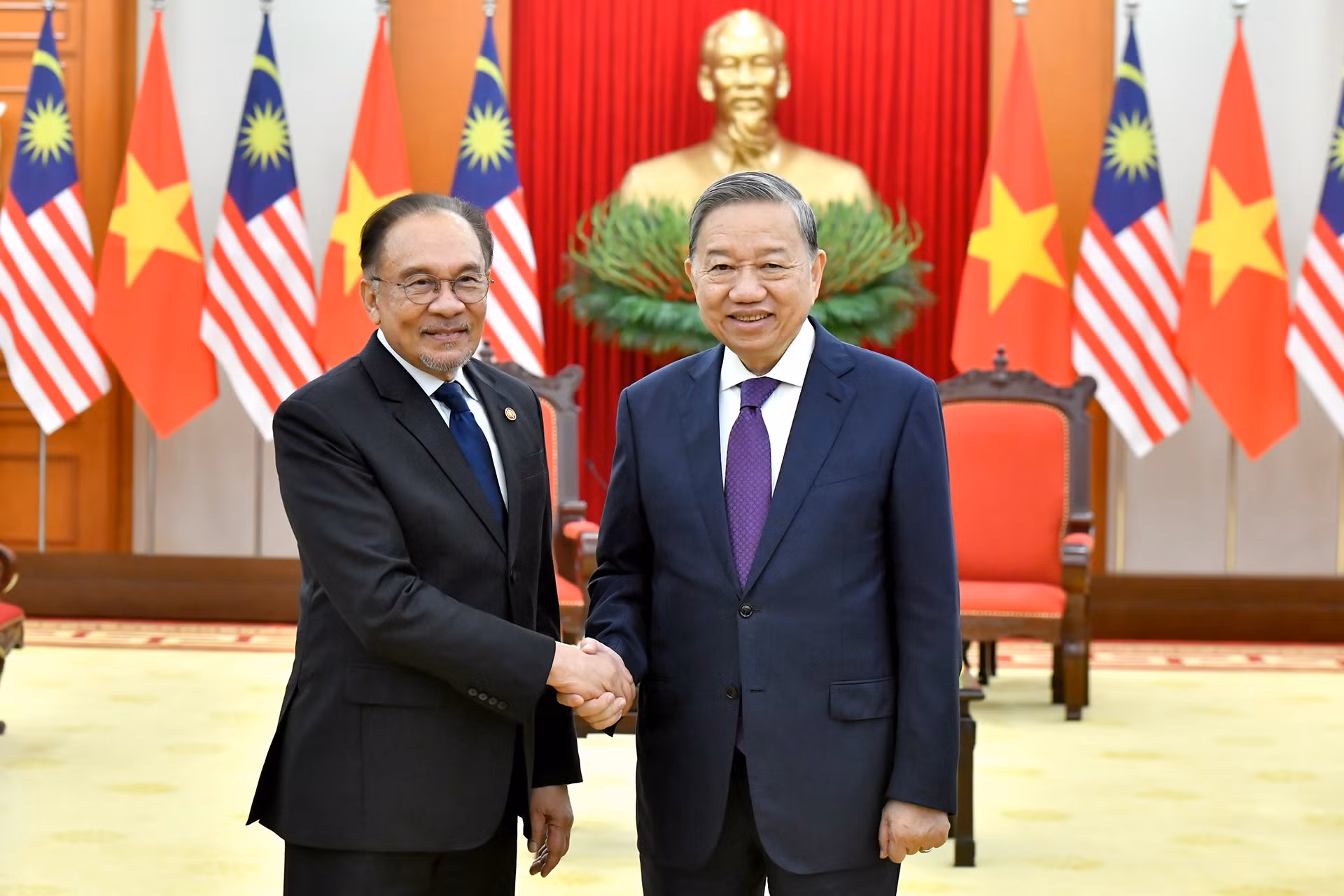 Tổng Bí thư Tô Lâm với Thủ tướng Malaysia Anwar Ibrahim.