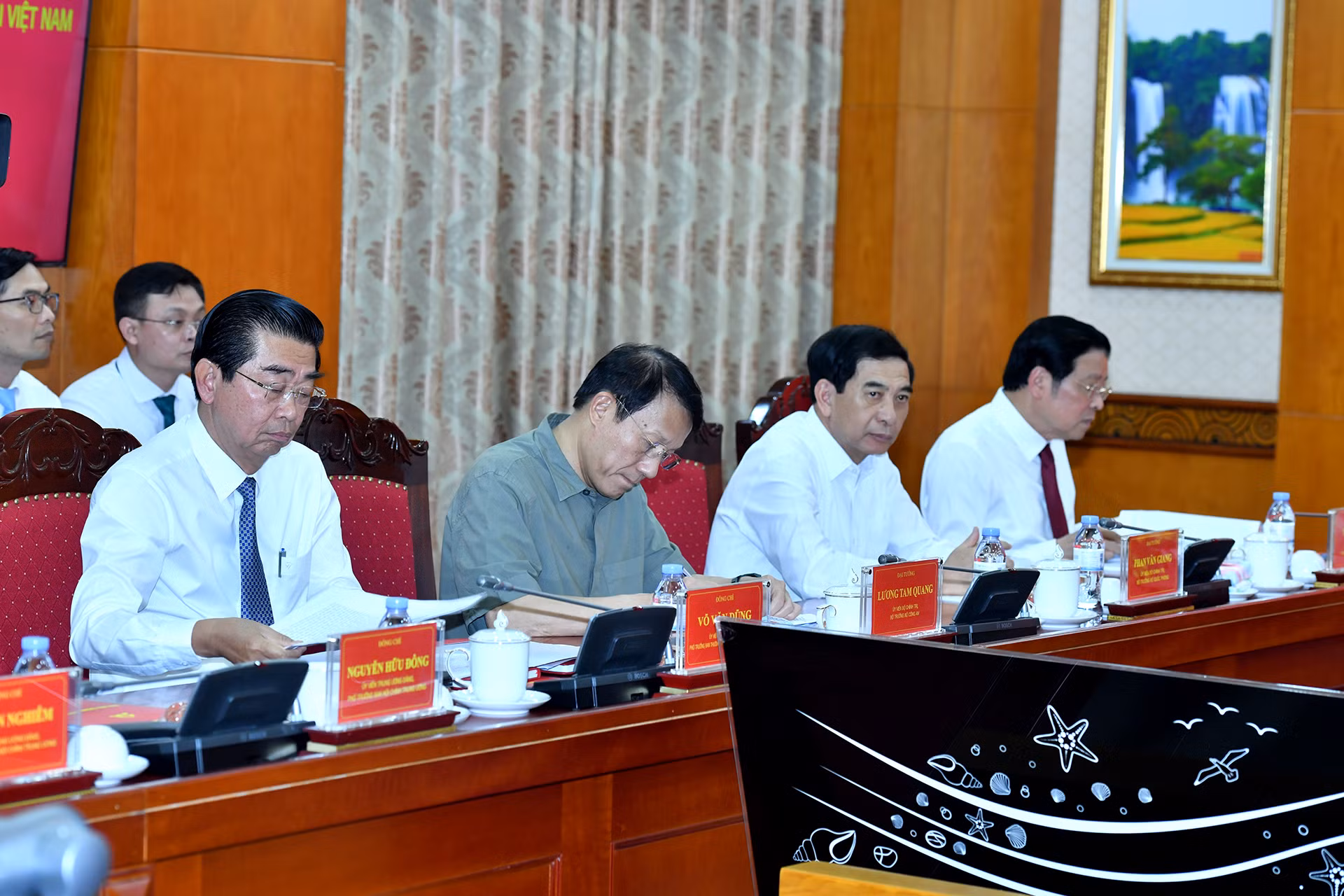 Các đồng chí lãnh đạo Đảng, Nhà nước và các đại biểu tham dự buổi làm việc.