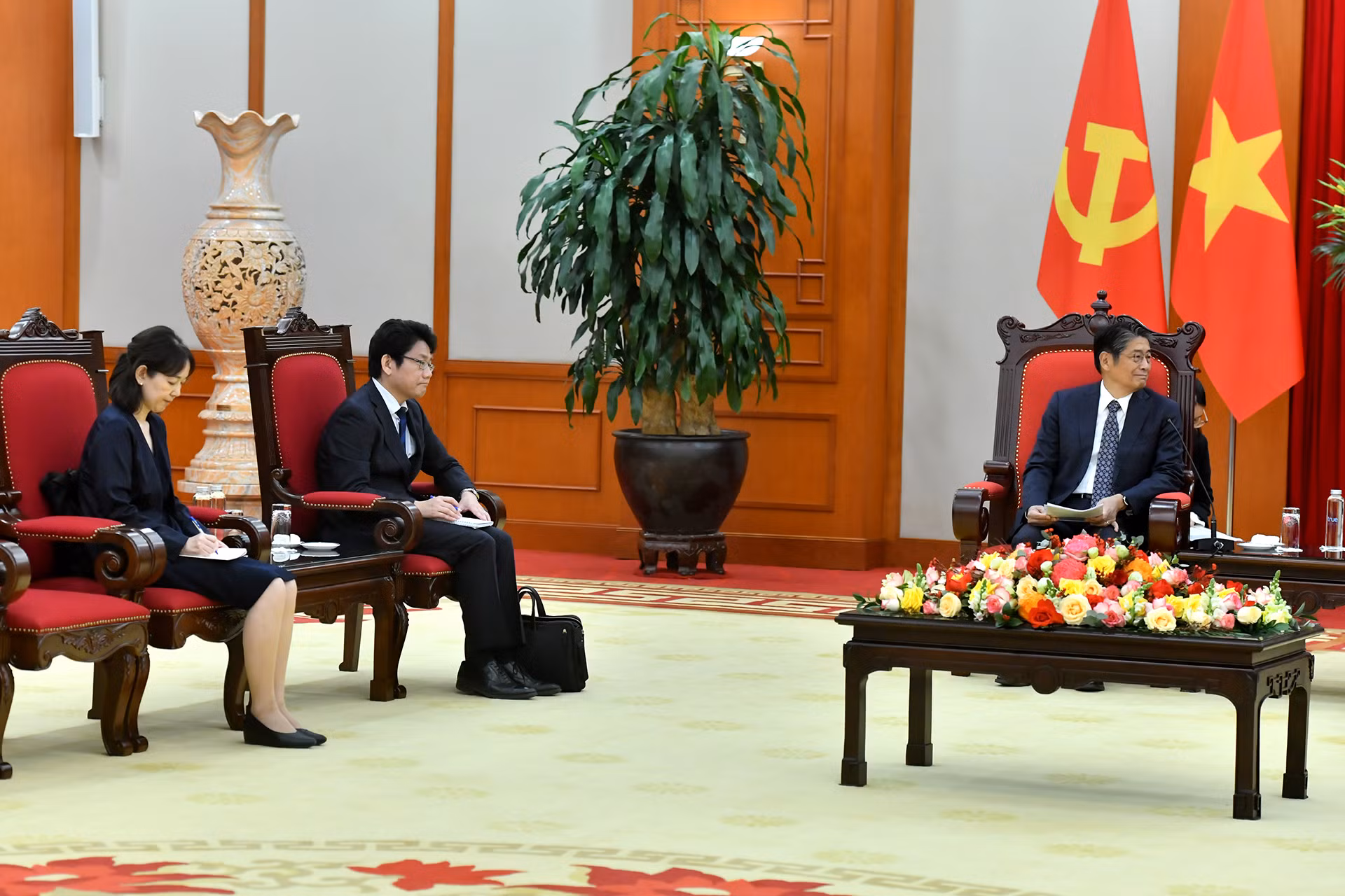 Đại sứ Ito Naoki và các đại biểu Nhật Bản. Đại sứ Ito Naoki và các đại biểu Nhật Bản.