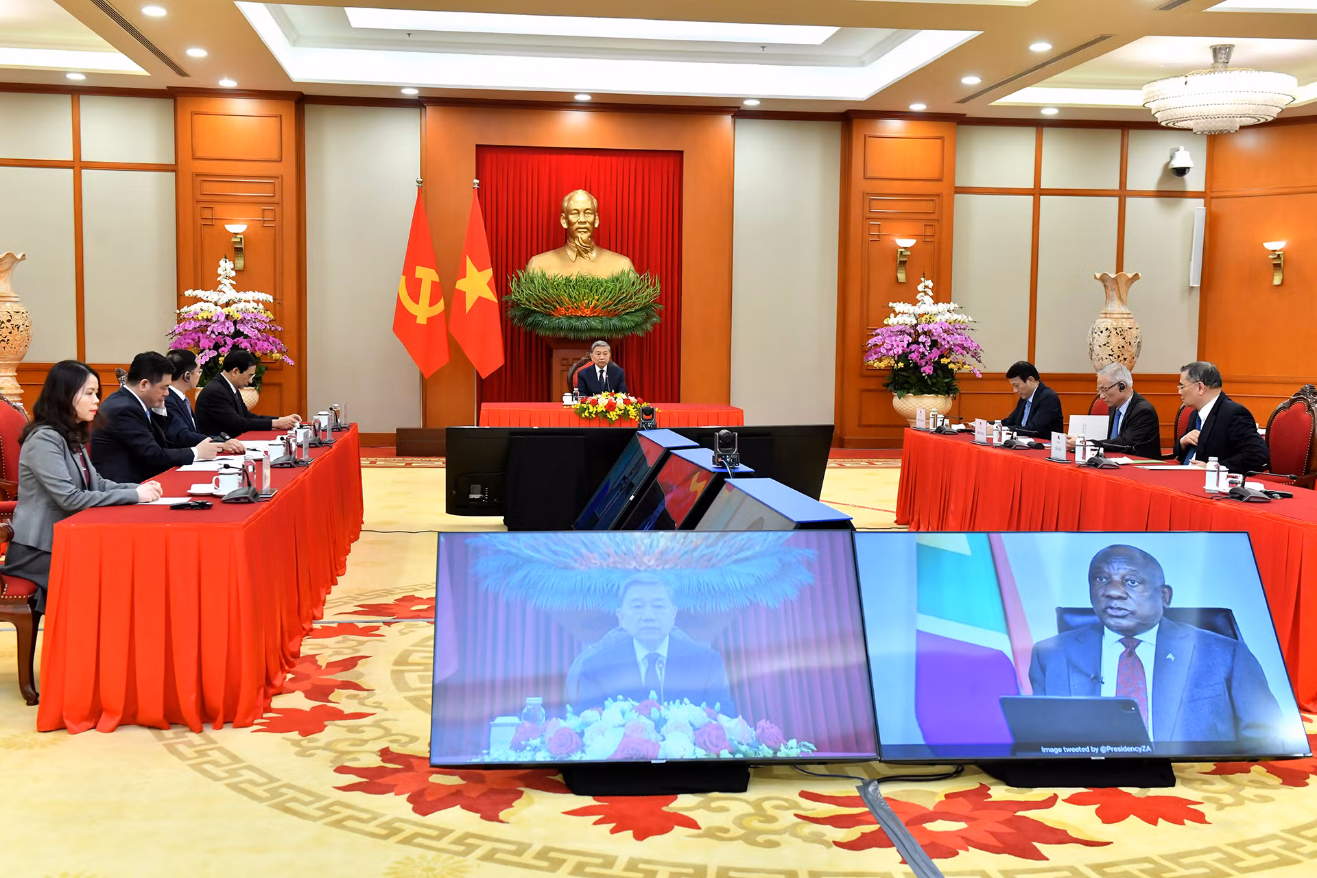 Quang cảnh cuộc điện đàm tại Trụ sở Trung ương Đảng. Quang cảnh cuộc điện đàm tại Trụ sở Trung ương Đảng.