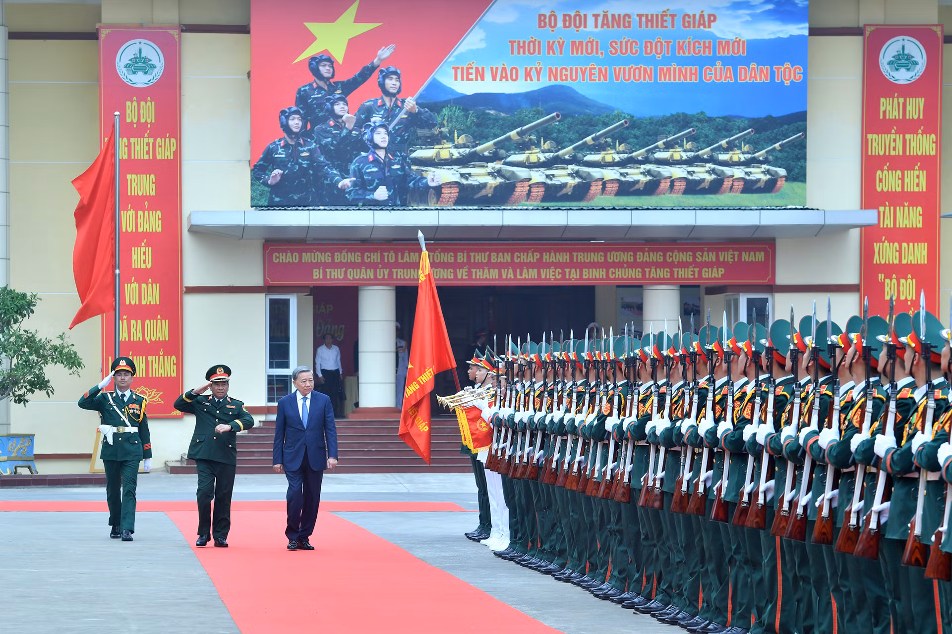 Tổng Bí thư Tô Lâm, Bí thư Quân ủy Trung ương thăm Lữ đoàn Xe tăng 201 và làm việc với Binh chủng Tăng thiết giáp.