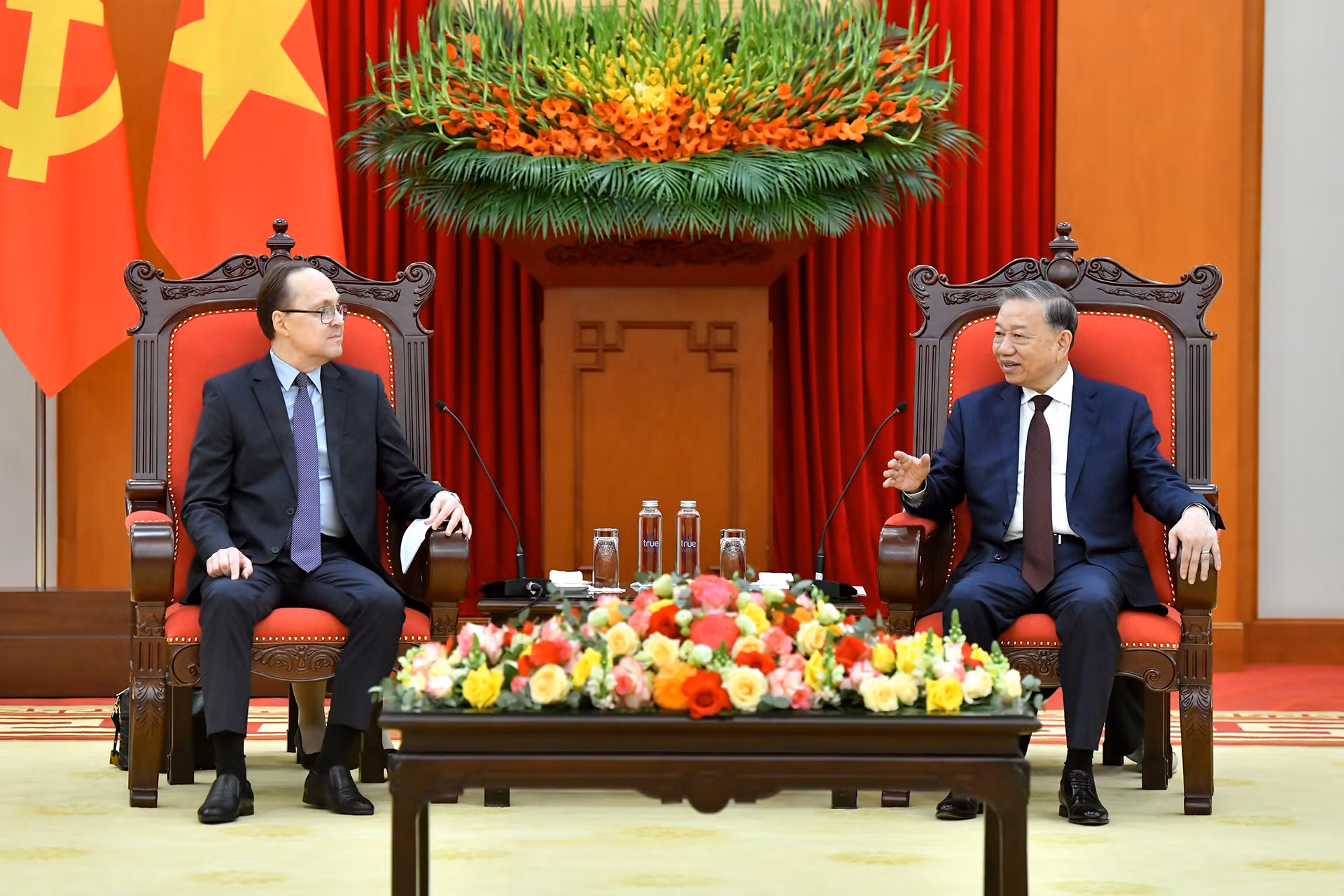 Tổng Bí thư Tô Lâm với Đại sứ Đặc mệnh toàn quyền Liên bang Nga tại Việt Nam Gennady Stepanovich Bezdetko.