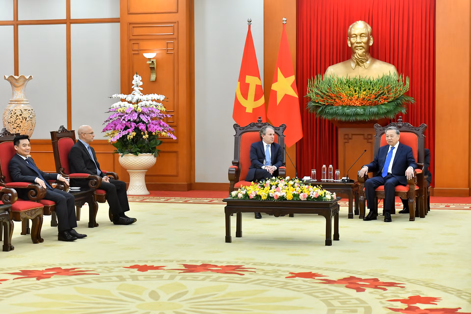 Tổng Bí thư Tô Lâm tiếp ông Daniel Rosen, Giám đốc điều hành Tập đoàn Rosen Partners (Hoa Kỳ). Tổng Bí thư Tô Lâm tiếp ông Daniel Rosen, Giám đốc điều hành Tập đoàn Rosen Partners (Hoa Kỳ).