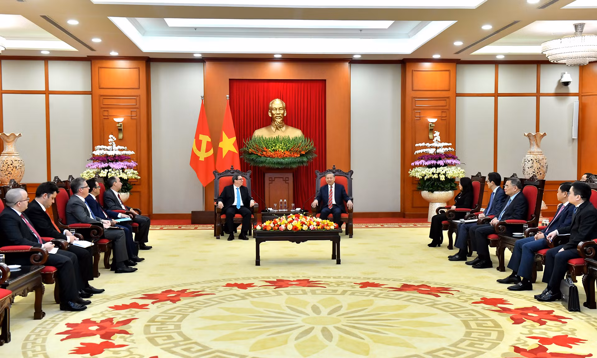 Quang cảnh buổi tiếp tại Trụ sở Trung ương Đảng. Quang cảnh buổi tiếp tại Trụ sở Trung ương Đảng.