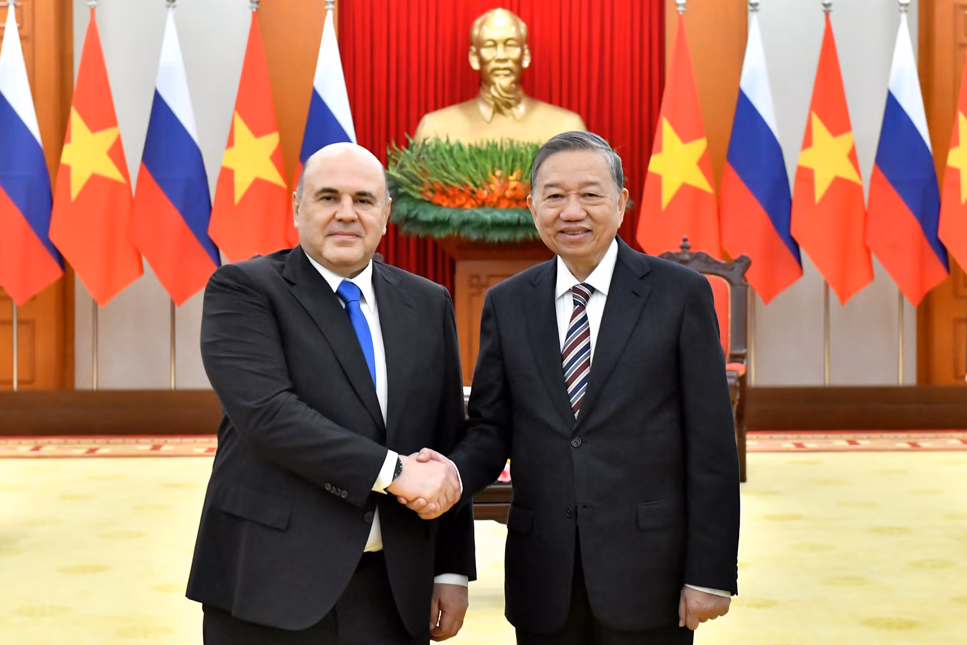 Tổng Bí thư Tô Lâm với Thủ tướng Liên bang Nga Mikhail Vladimirovich Mishustin. Tổng Bí thư Tô Lâm với Thủ tướng Liên bang Nga Mikhail Vladimirovich Mishustin.
