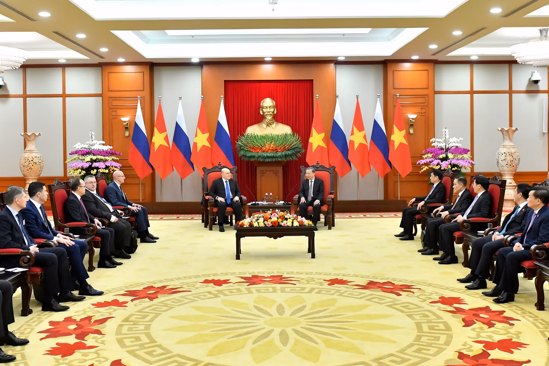 Tổng Bí thư Tô Lâm và Thủ tướng Liên bang Nga Mikhail Vladimirovich Mishustin tại Trụ sở Trung ương Đảng. Tổng Bí thư Tô Lâm và Thủ tướng Liên bang Nga Mikhail Vladimirovich Mishustin tại Trụ sở Trung ương Đảng.