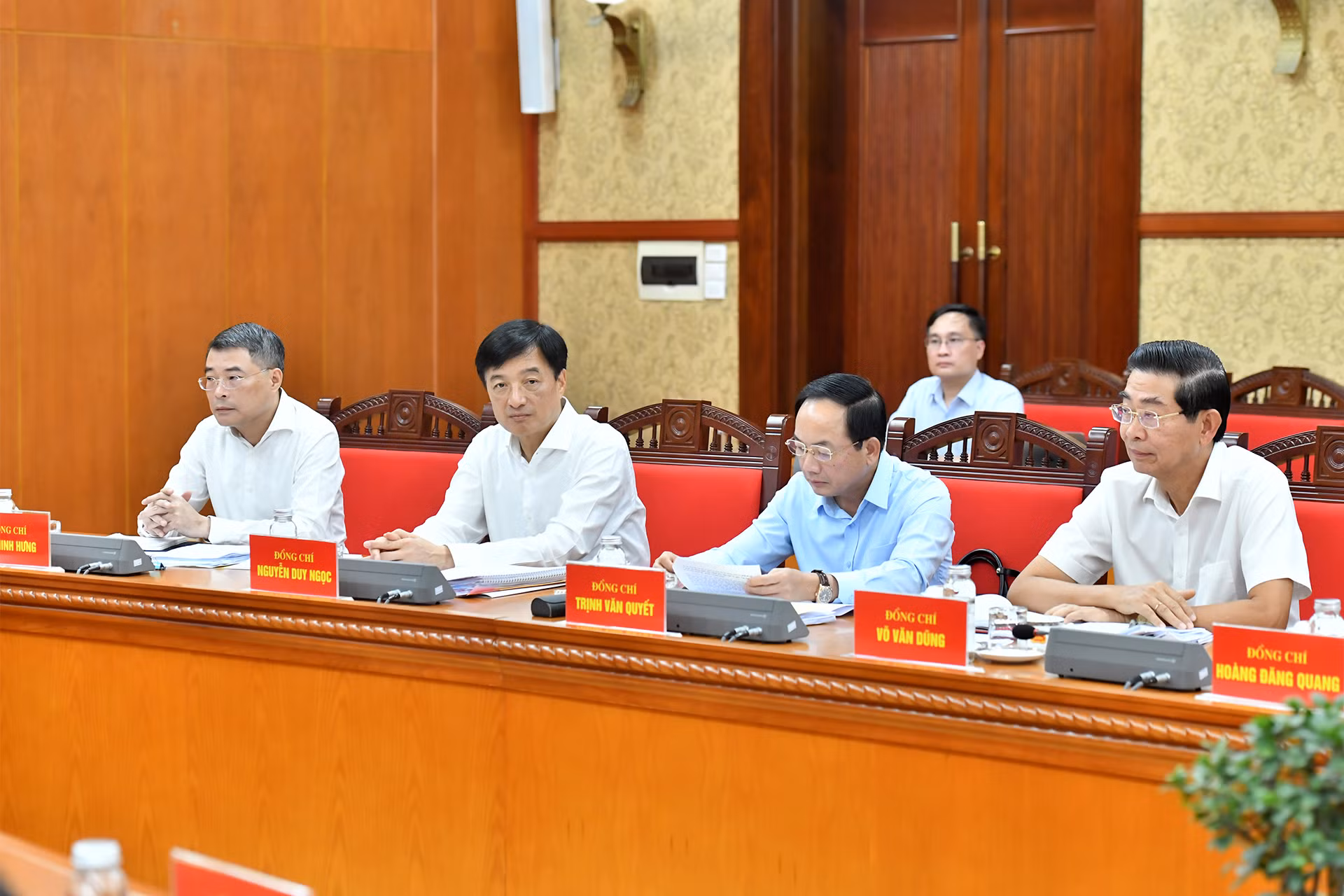 Các đồng chí thành viên Tiểu ban Điều lệ Đảng tham dự cuộc họp.