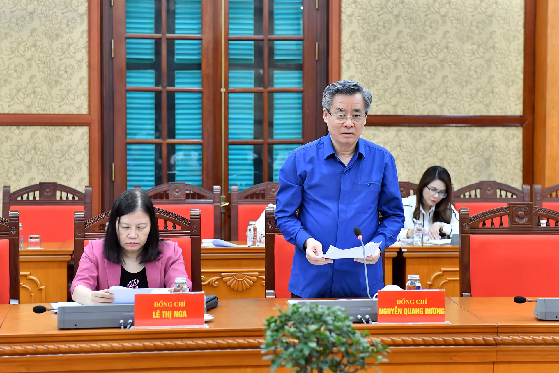 Đồng chí Nguyễn Quang Dương, Ủy viên Trung ương Đảng, Phó Trưởng ban Tổ chức Trung ương trình bày báo cáo tại cuộc họp.