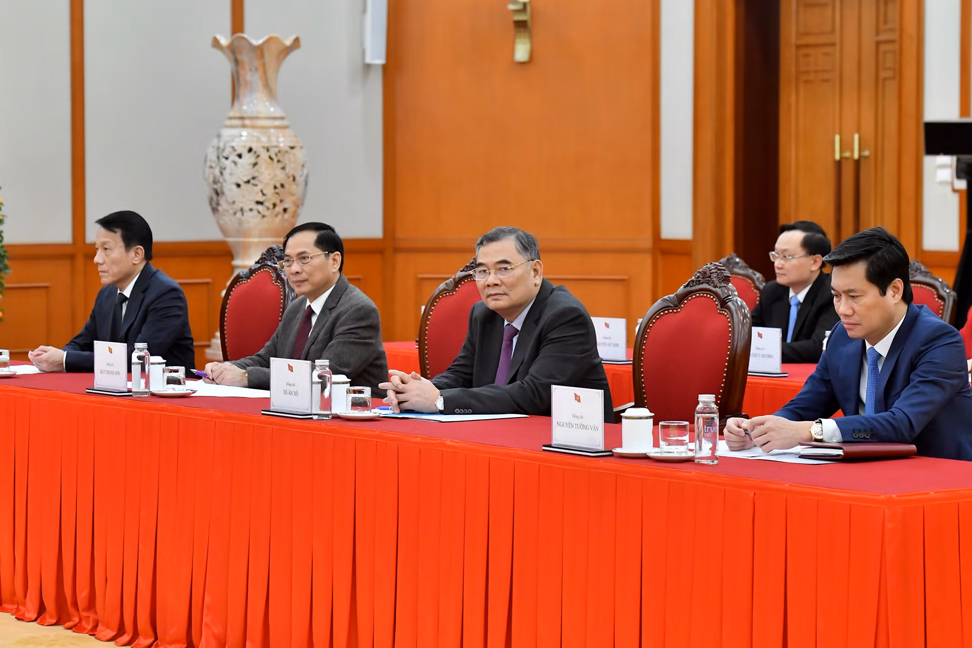 Các đại biểu tham dự cuộc điện đàm.