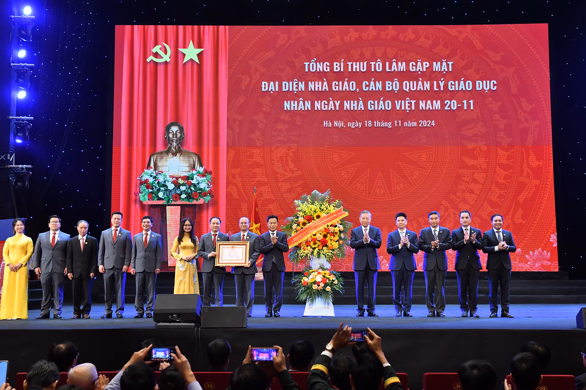 Tổng Bí thư Tô Lâm tặng hoa, chúc mừng các thầy, cô giáo nhân dịp 20/11.