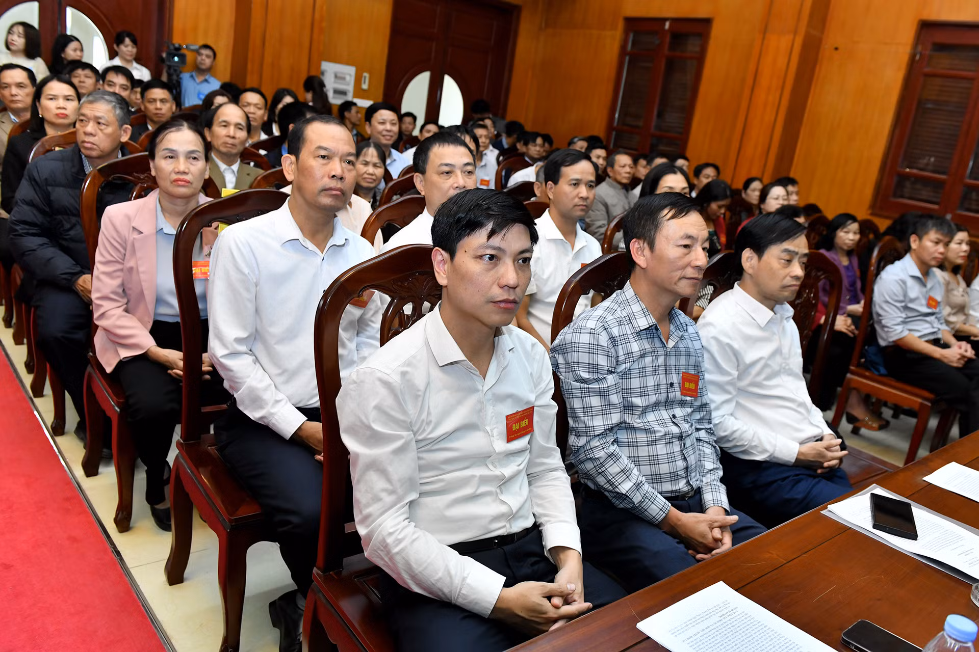 Các đại biểu và cử tri tham dự hội nghị. Các đại biểu và cử tri tham dự hội nghị.