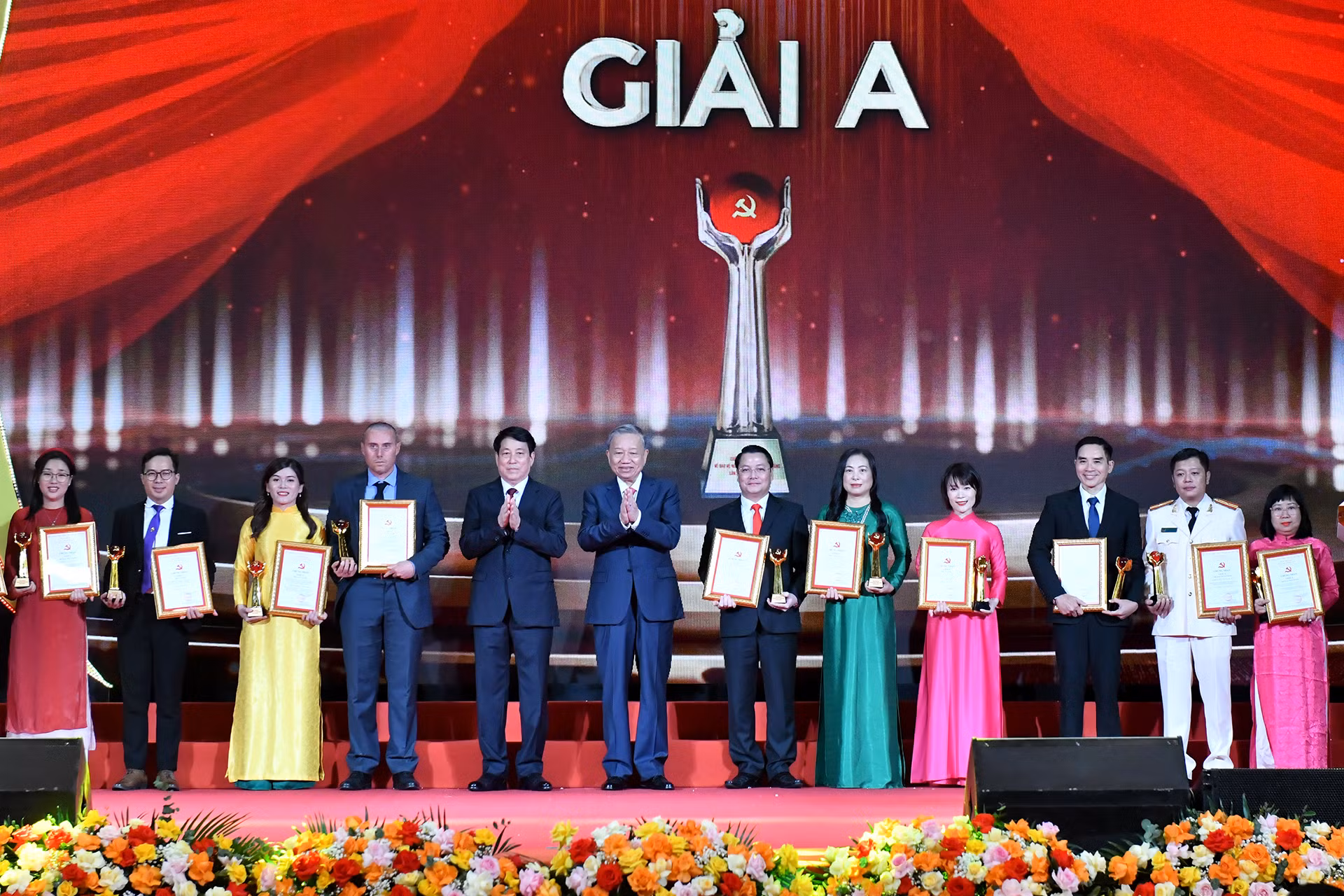 Tổng Bí thư, Chủ tịch nước Tô Lâm và Thường trực Ban Bí thư Lương Cường, Trưởng Ban Chỉ đạo 35 Trung ương trao giải A tặng các tác giả, nhóm tác giả. Tổng Bí thư, Chủ tịch nước Tô Lâm và Thường trực Ban Bí thư Lương Cường, Trưởng Ban Chỉ đạo 35 Trung ương trao giải A tặng các tác giả, nhóm tác giả.